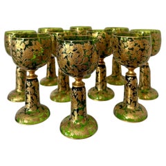 Set di 10 antichi calici tedeschi in vetro verde incrostato d'oro di Moser, Circa 1890