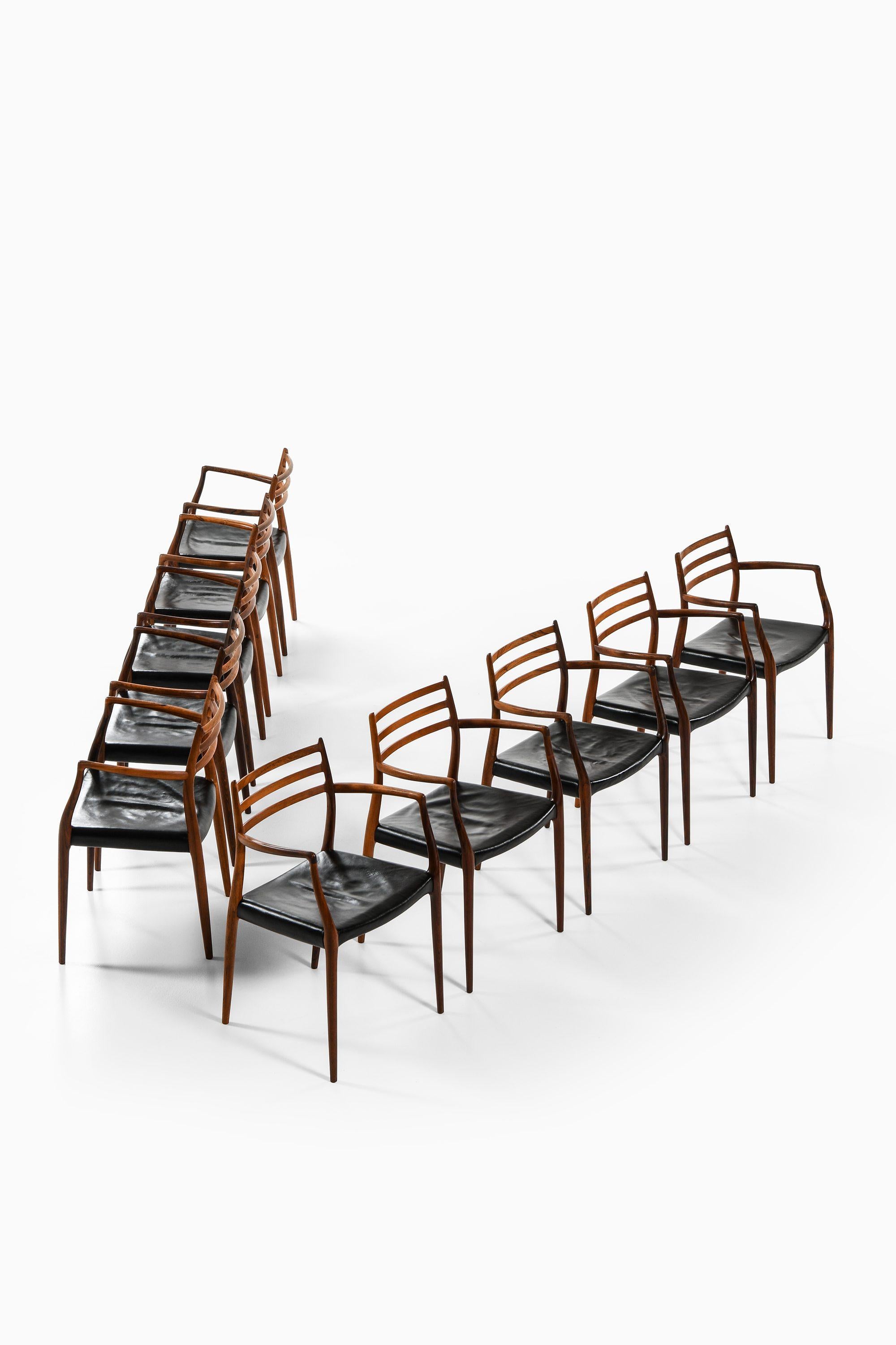 Danois Ensemble de 10 fauteuils en palissandre et cuir noir par Niels Otto Møller, années 1960 en vente