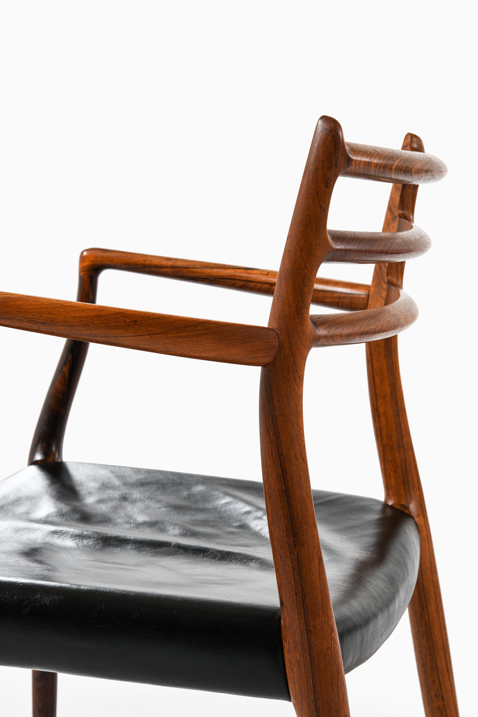 Ensemble de 10 fauteuils en palissandre et cuir noir par Niels Otto Møller, années 1960 en vente 1