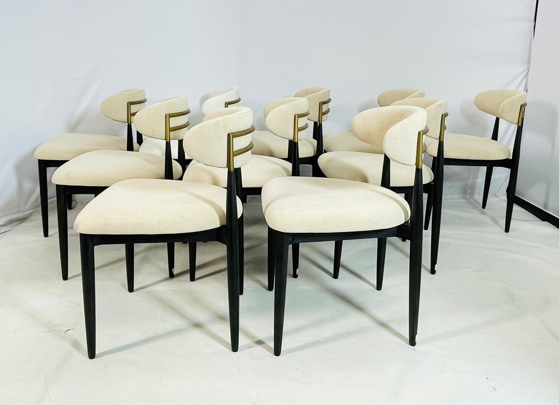 Moderno Set di 10 sedie da pranzo Arno di RH in lino chiaro e legno ebanizzato in vendita
