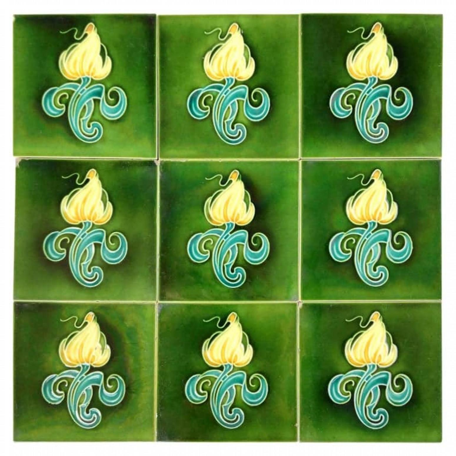 10 carreaux de céramique Art nouveau de Gilliot Fabrieken Hemiksem, Belgique, vers 1930. Magnifique carrelage ancien original avec une fleur en relief. Le carreau représente une fleur jaune et turquoise sur un fond vert vif. La glaçure reflète un