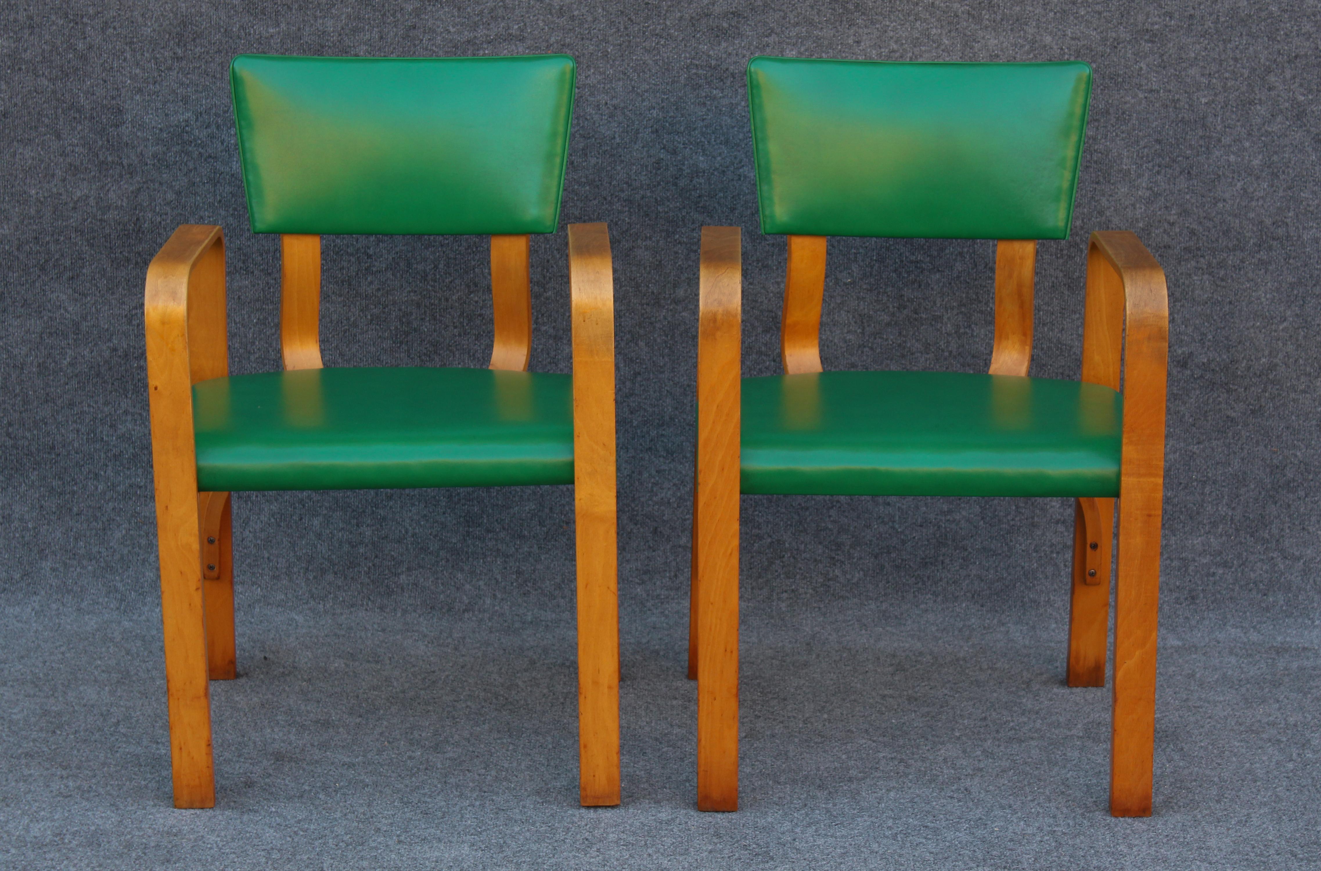 Diese Stuhlserie wurde Anfang der 1960er Jahre von Thonet entworfen, hergestellt und in den Vereinigten Staaten vertrieben. Das Unternehmen Thonet entstand in den 1850er Jahren in Deutschland, nachdem der Gründer Michael Thonet mit einer