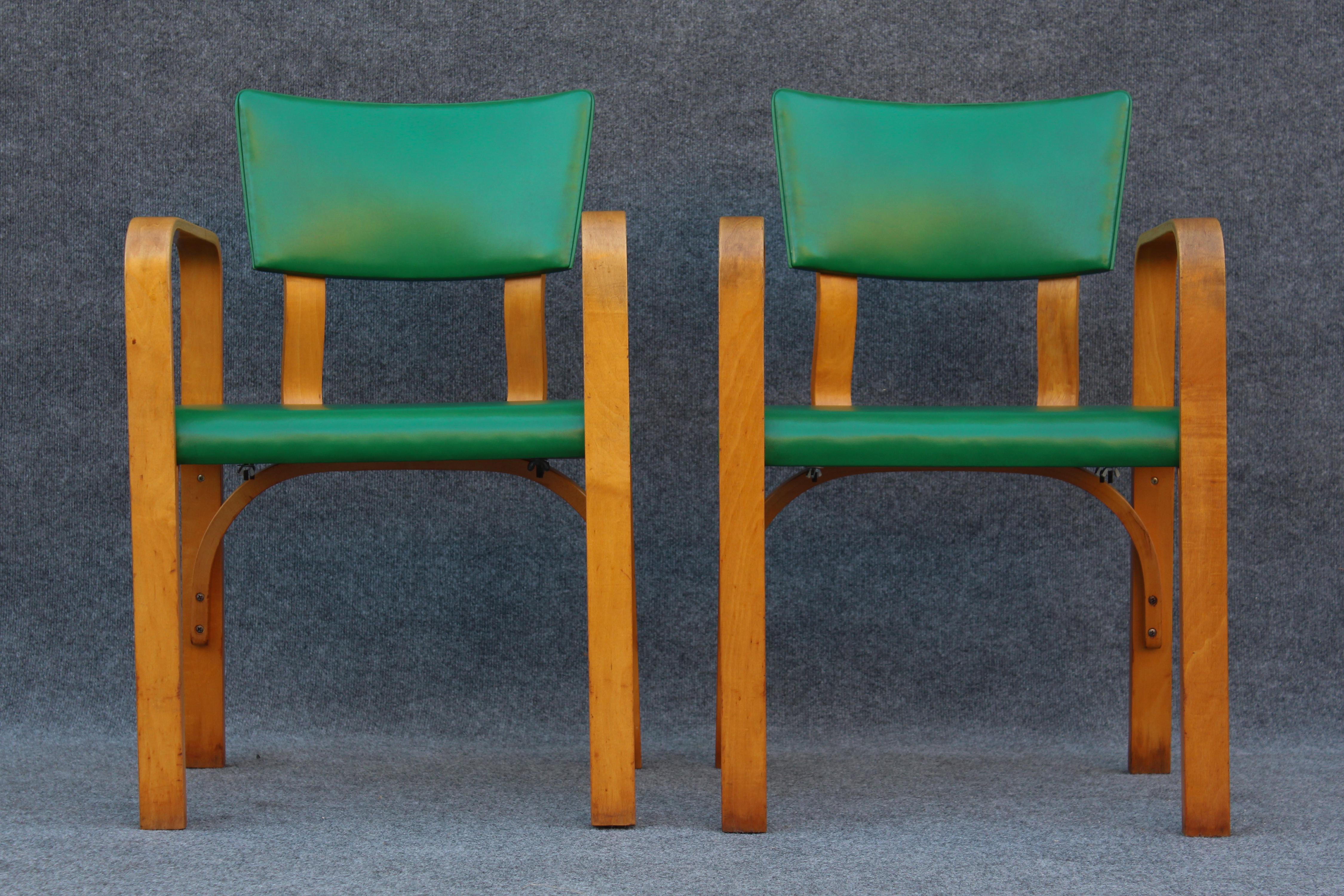Satz von 10 Sesseln oder Esszimmerstühlen aus gebogenem Ahornholz, Sperrholz und grünem Ahornholz von Thonet NYC (Moderne der Mitte des Jahrhunderts) im Angebot