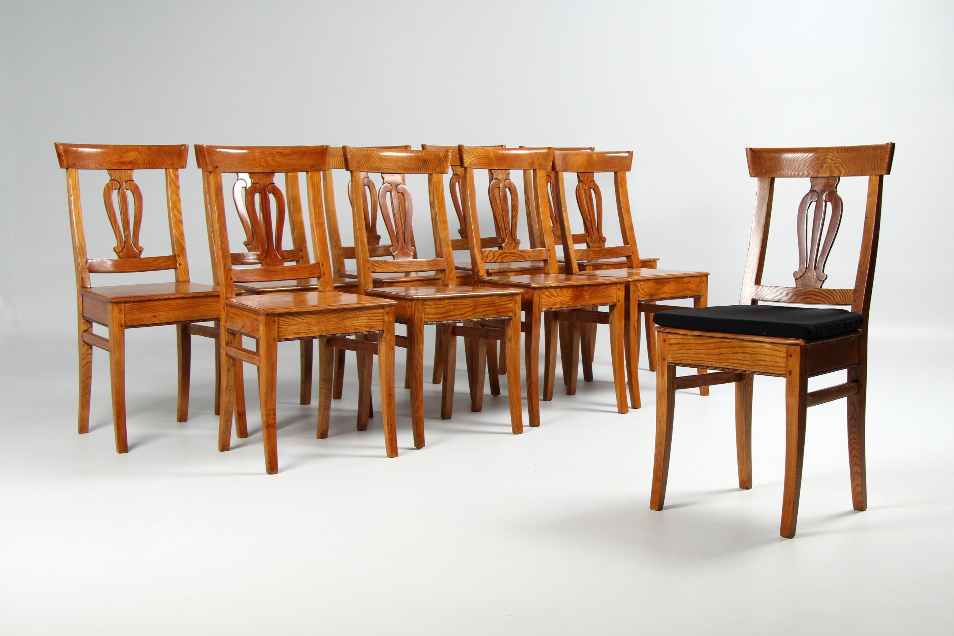 Zehn identische Biedermeier-Tischstühle

Süddeutschland
Esche
Erste Hälfte des 19. Jahrhunderts

Abmessungen:
H x B x T: 89 x 44 x 42 cm - Sitzhöhe Brett: 45 cm - mit Polsterkissen 48 cm

Beschreibung:
Seltener Satz von zehn identischen
