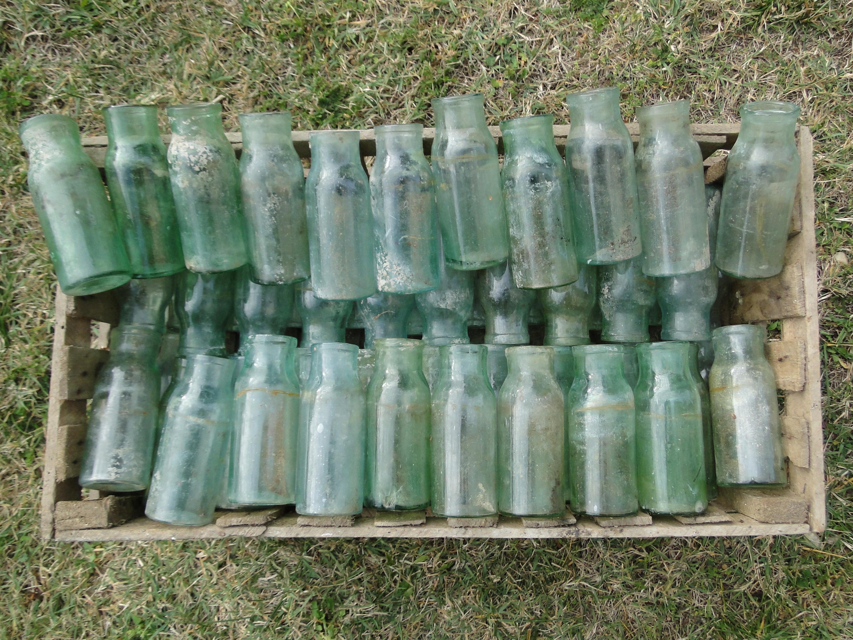 Posten von 10 geblasenen Glasflaschen aus einer Traubenkammer des 19. Jahrhunderts Thomery Moissac


Posten von 10 geblasenen Glasflaschen aus dem 19. Jahrhundert aus Moissac Tarn et Garonne.

Höhe 5,11 Zoll ø 1,57 Zoll und 1,96