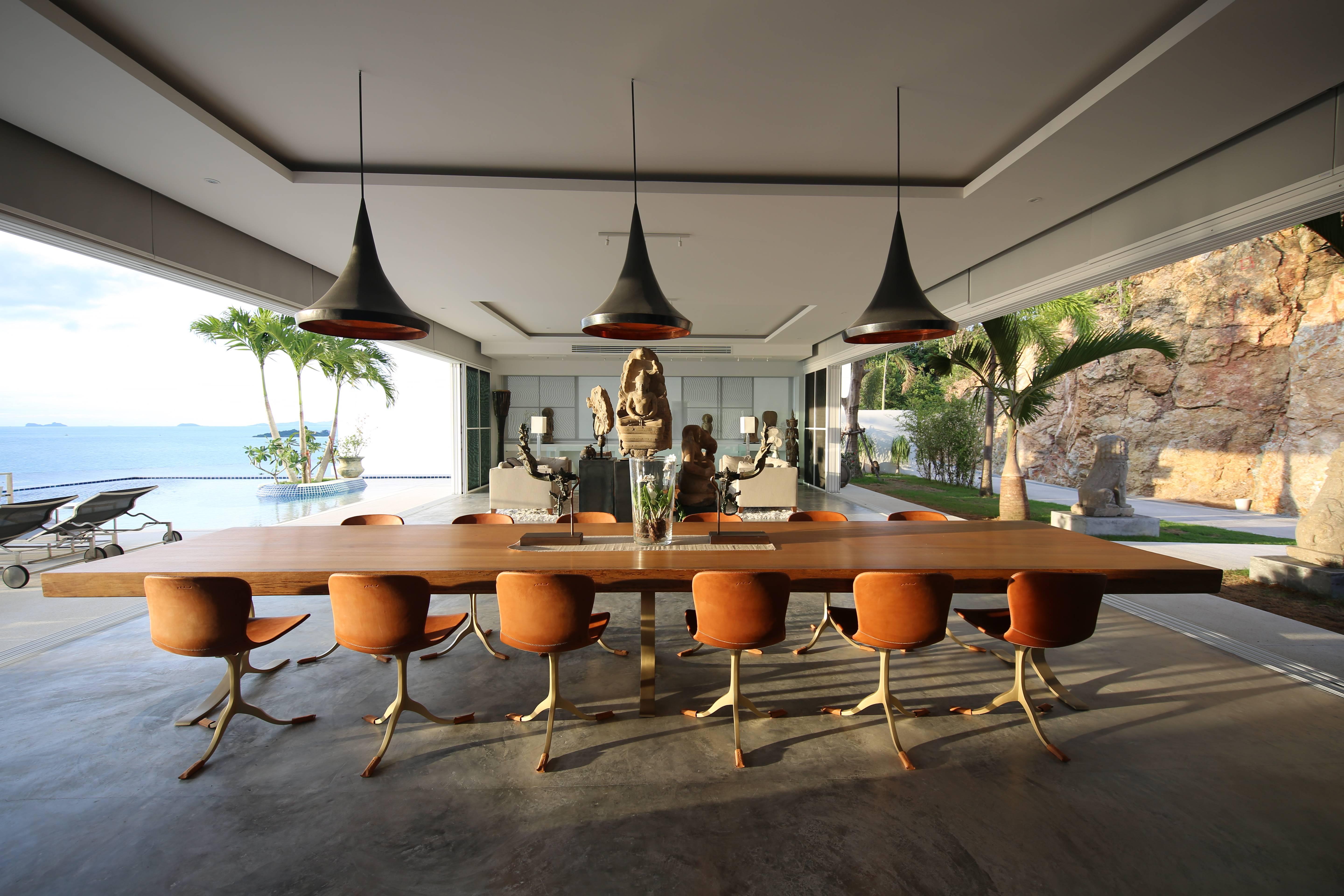 Ensemble de 10 chaises en laiton et cuir, par P. Tendercool Neuf - En vente à Bangkok, TH
