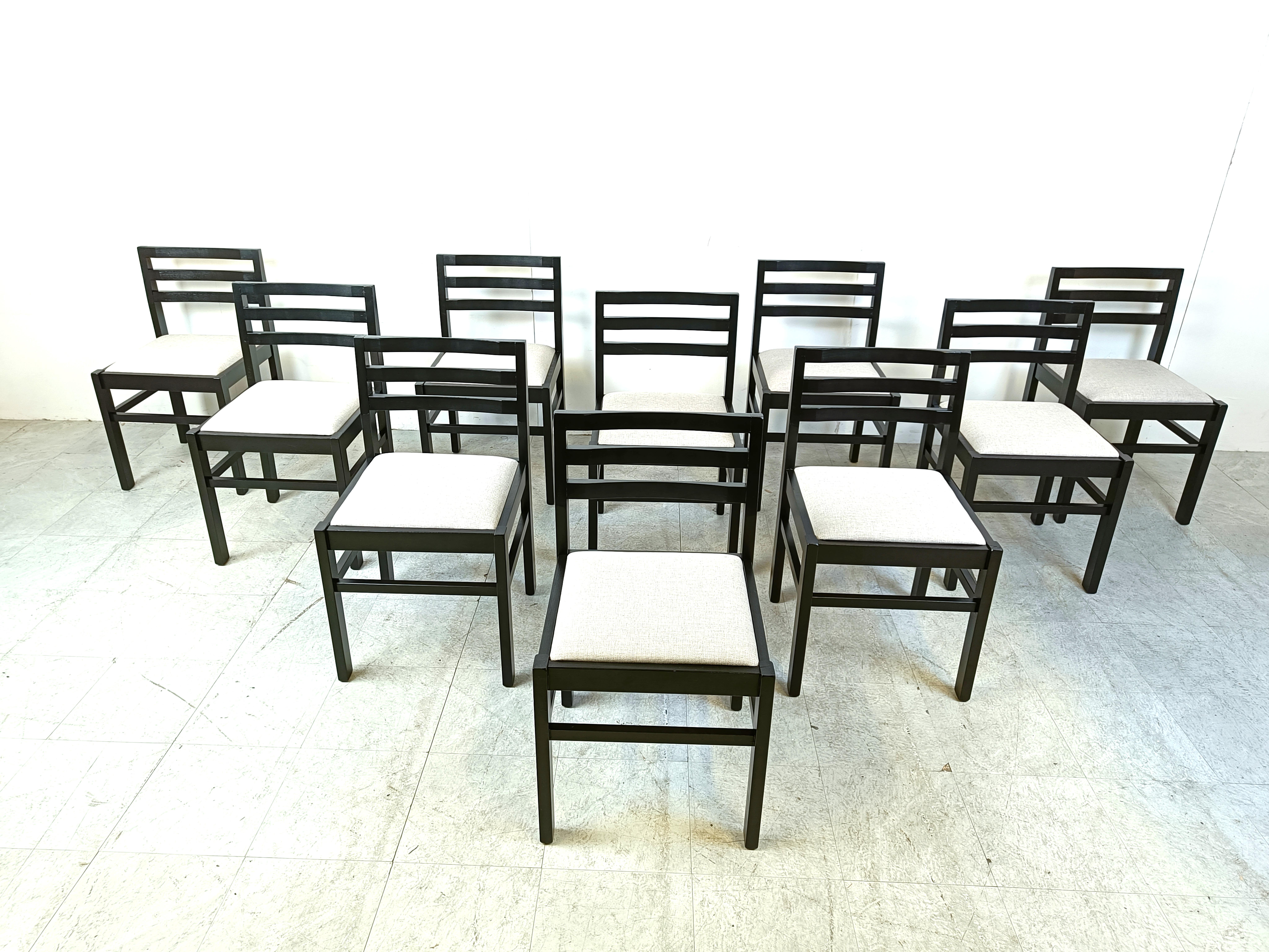 Chaises de salle à manger brutalistes du milieu du siècle avec des cadres en bois noir et des sièges en tissu gris clair.

Chaises très robustes avec un beau design.

Très bon état.

Années 1970 - Allemagne

Dimensions :
Hauteur : 80cm
Hauteur du