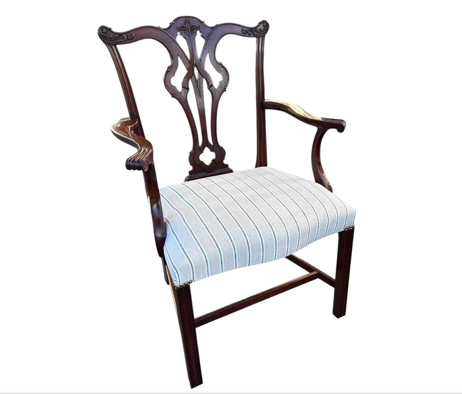 Fine XX secolo Set di 10 sedie da pranzo Burton-Ching Chippendale in mogano in vendita