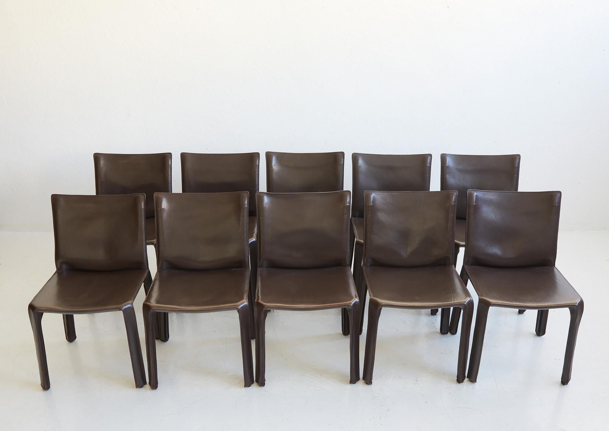 Élégante et intemporelle, la chaise CAB 412 conçue par Mario Bellini pour Cassina est devenue un classique du design italien.

Le CAB 412 est doté d'une structure métallique tubulaire recouverte d'un épais revêtement en cuir cousu sellier. Le cuir