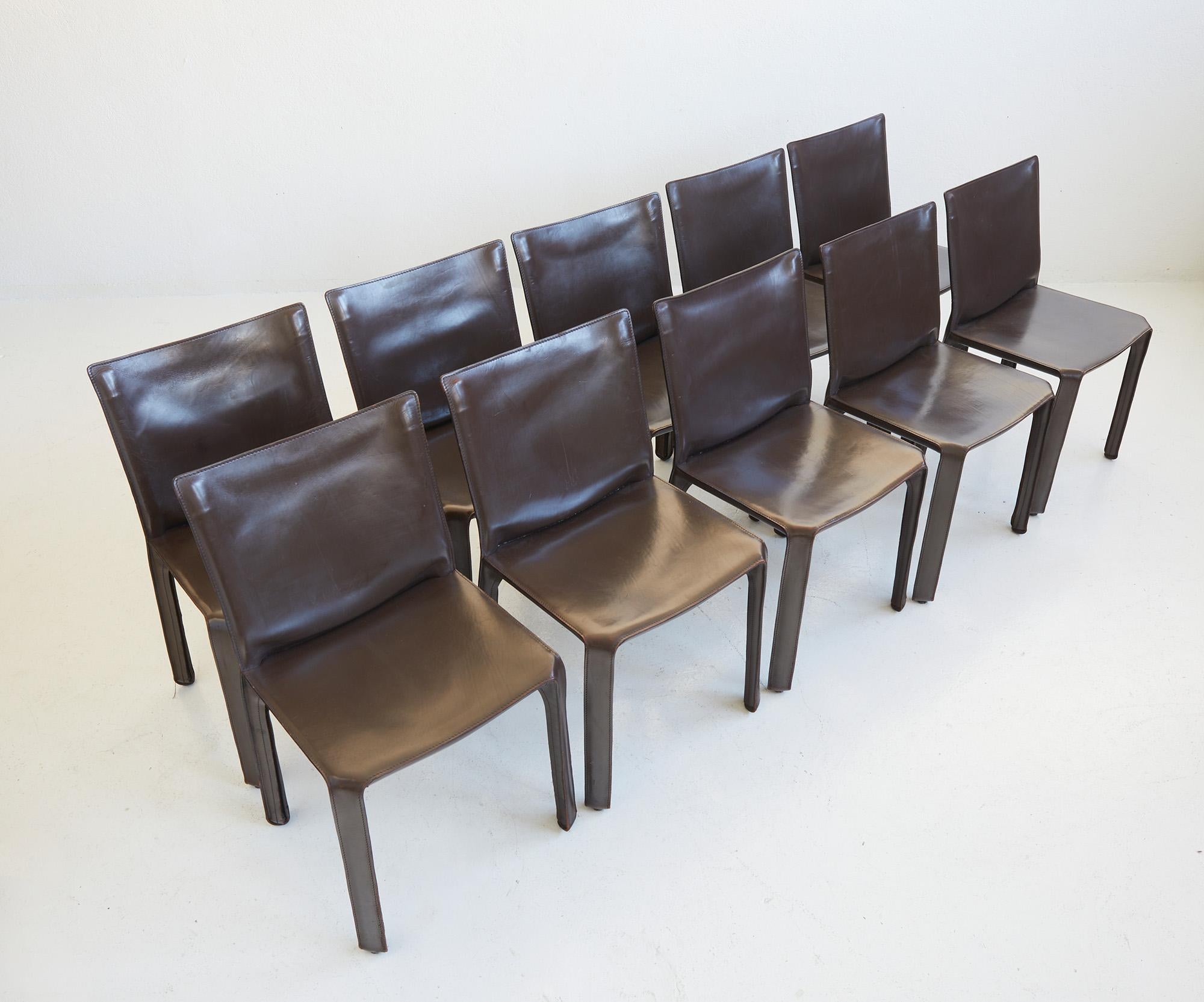 Lot de 10 chaises de salle à manger en cuir chocolat CAB 412 par Mario Bellini, Cassina 1980 Bon état - En vente à Renens, CH