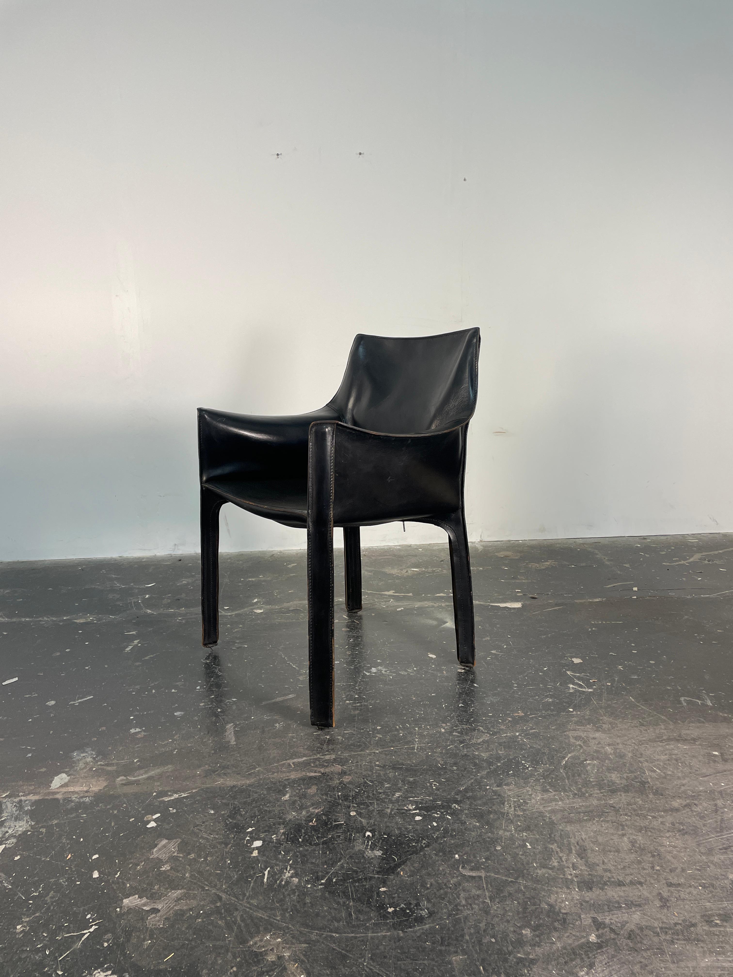 Ikonischer 413 Cab Chair von Mario Bellini für Cassina. Die Polsterung besteht aus 22 Teilen aus Rindsleder, die einzeln gestanzt und von Hand bearbeitet und dann zu einem einzigen Stück zusammengenäht werden, das dann auf ein Stahlskelett montiert