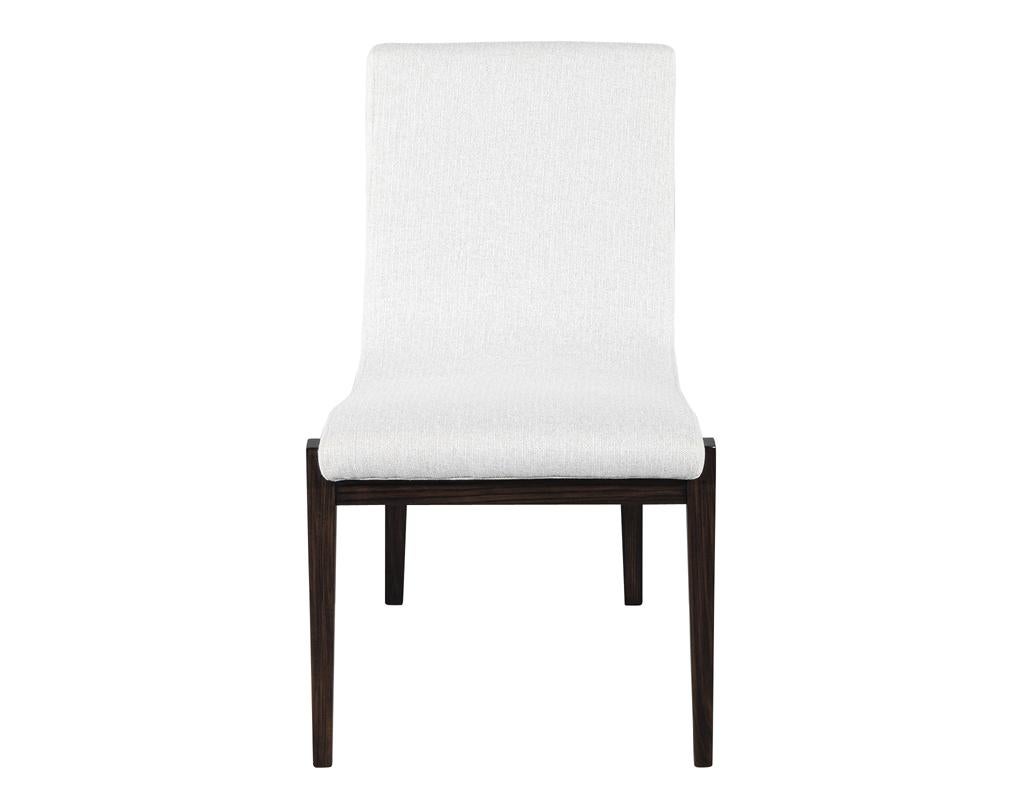Ti presentiamo il set di 10 sedie da pranzo Carrocel Custom Milano, una squisita miscela di design moderno e artigianato. Meticolosamente realizzata su misura dagli abili artigiani di Carrocel, questa sedia da pranzo presenta un caratteristico