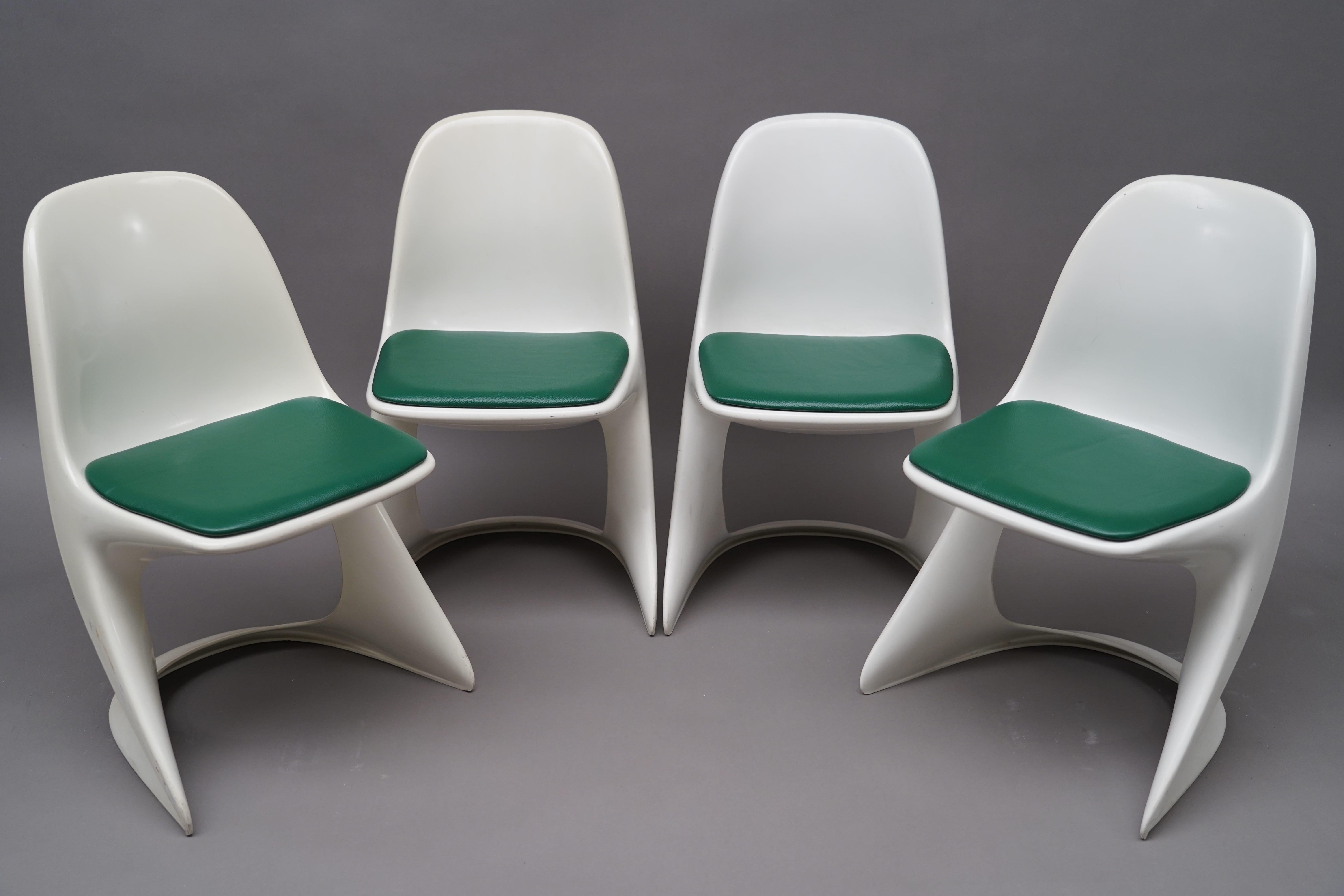 Set of 10 Casala chairs

Signed: Casala model 2004/2005
Germany

Resign, skai

Height: 80 cm; Width: 45cm; Depth: 43 cm

Rare set of 10 Casala chairs designed in the 1970s by Alexandre Begge during the Space age. In good condition with their