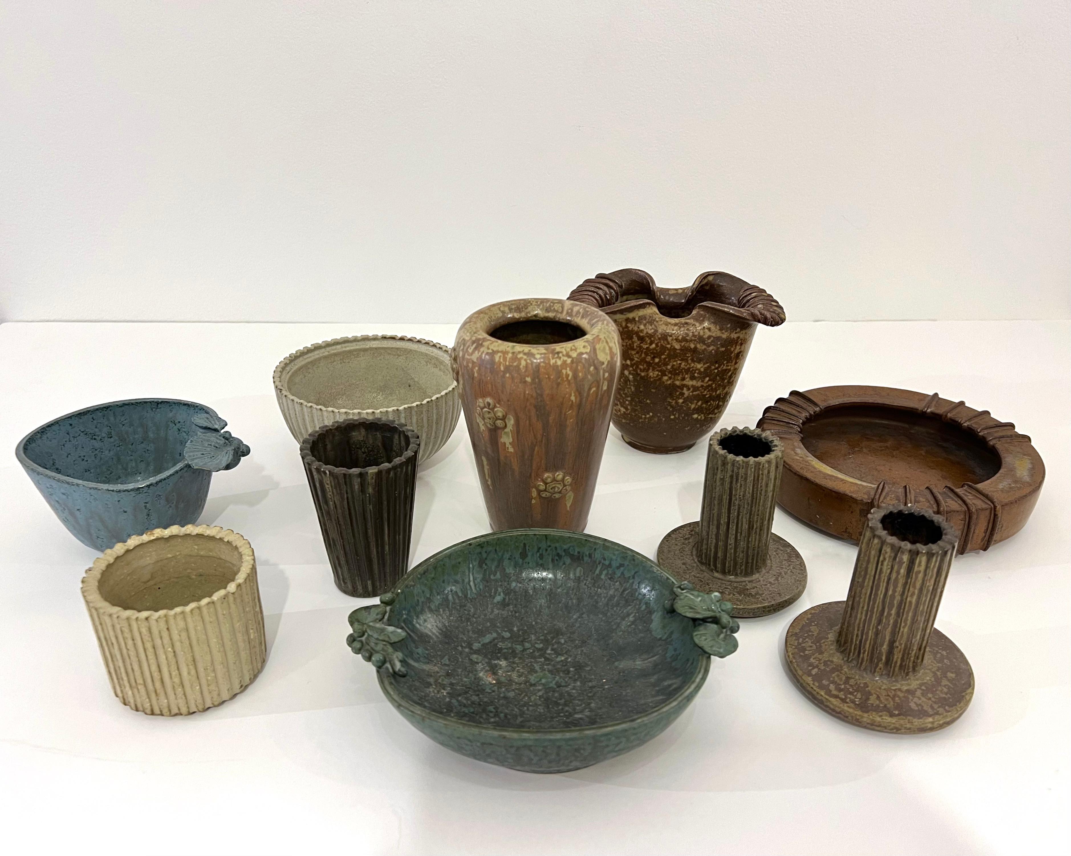 Precioso conjunto de 10 piezas de cerámica diseñadas y producidas por Arne Bang. Dinamarca, circa 1930 - 1950.
Las dimensiones varían - Consulta las dimensiones específicas.
