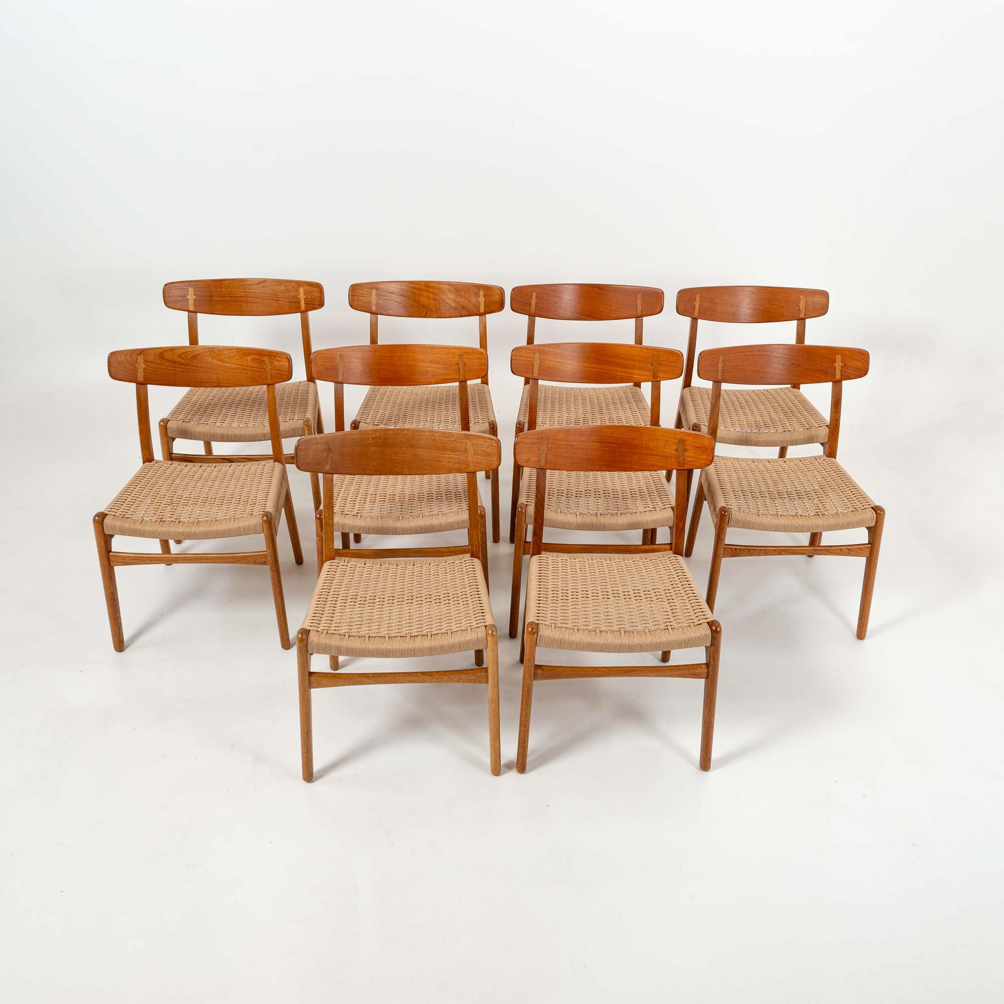 La CH23 è una delle prime sedie che Hans J. Wegner disegnò in esclusiva per Carl Hansen & Søn nel 1950. Questa sedia semplicistica incorpora in realtà molti dettagli sofisticati, come i CAP cruciformi dello schienale, la seduta a doppio tessuto e le