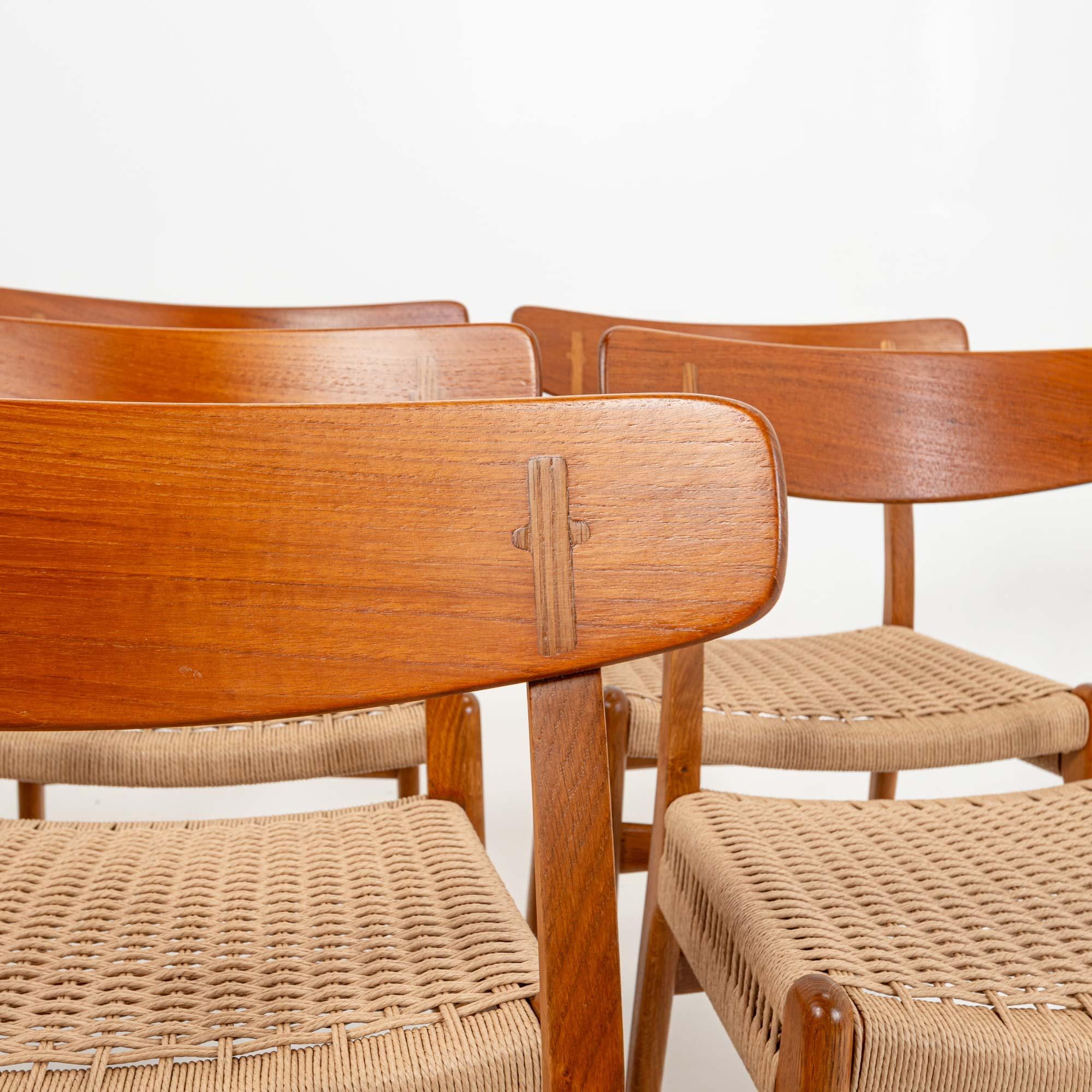 Metà XX secolo Set di 10 sedie CH23 di Hans Wegner per Carl Hansen & Son in Oak e Teak in vendita