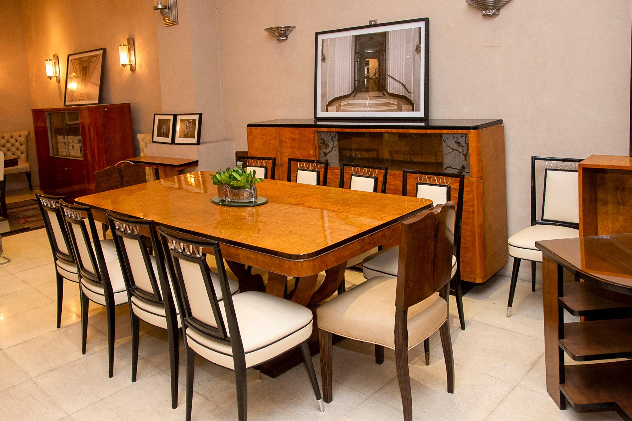 Holztisch mit verchromten Bronzebeschlägen
Stil: 60°
Italienisch
MATERIALIEN: Holz, Leder und Chrombronze
Oberfläche: Polyurethan-Lack
Seit 1982 haben wir uns auf den Verkauf von Art Deco, Jugendstil und Vintage spezialisiert. Wenn Sie Fragen haben,