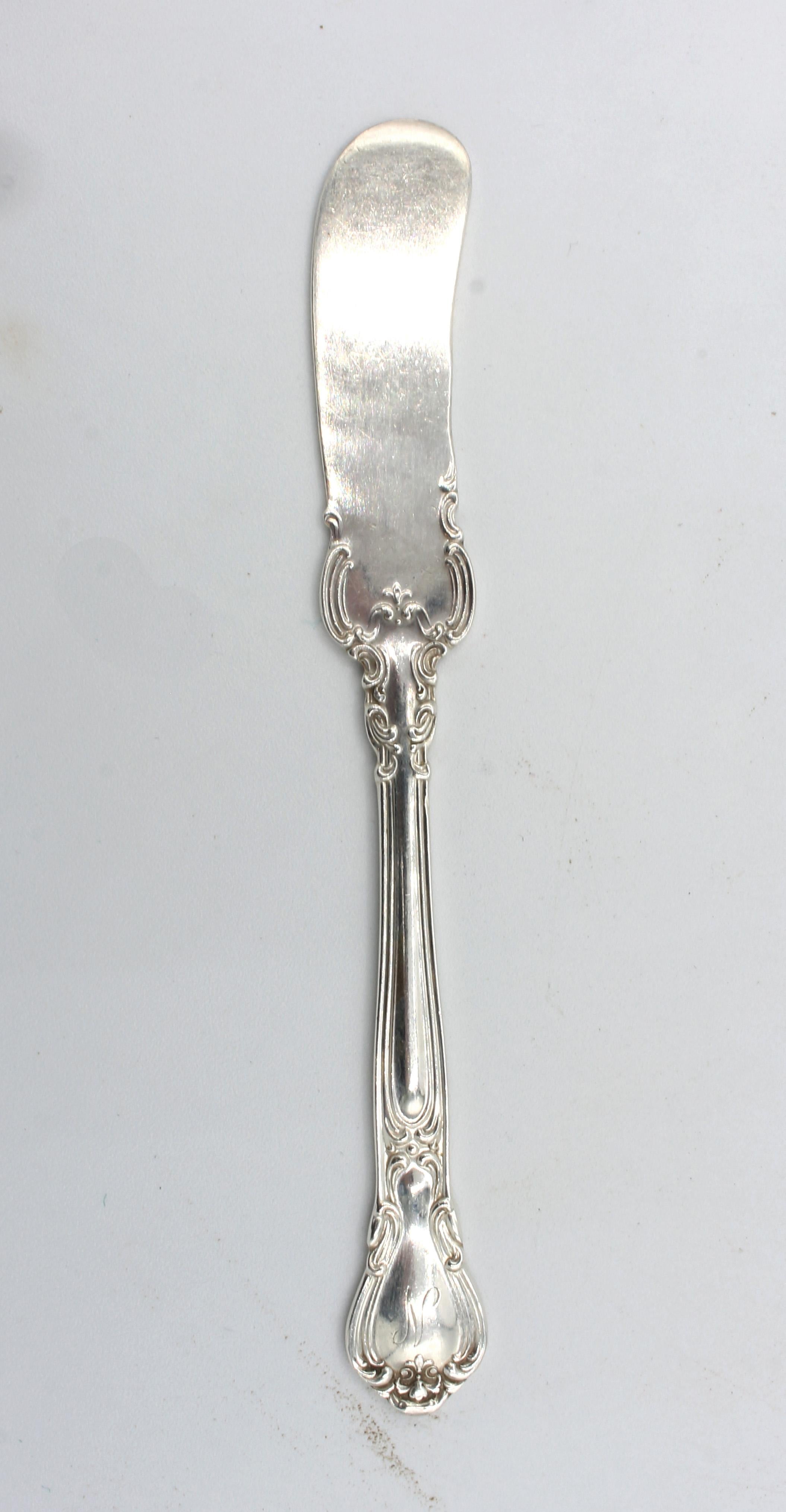 Ensemble de 10 tartineurs de beurre en argent de Gorham, modèle Chantilly, début-milieu du 20e siècle. Design/One de 1895. Poignée plate en argent massif. Assemblées - 5 avec des monogrammes et des dates de production variées. 7,75 oz troy.
5 7/8