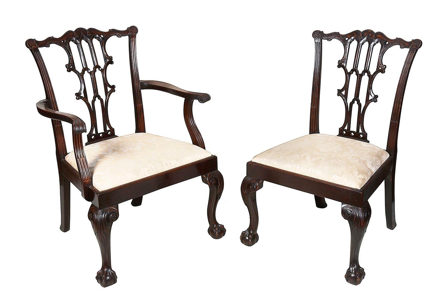 Ein Satz von 10 Esszimmerstühlen im Chippendale-Stil aus Mahagoni des 19. Jahrhunderts (2 Armlehnen, 6 Einzelstühle), jeweils mit handgeschnitzter und durchbrochener Rückenlehne, gepolsterten Sitzen und auf geschnitzten Cabriole-Beinen, die in