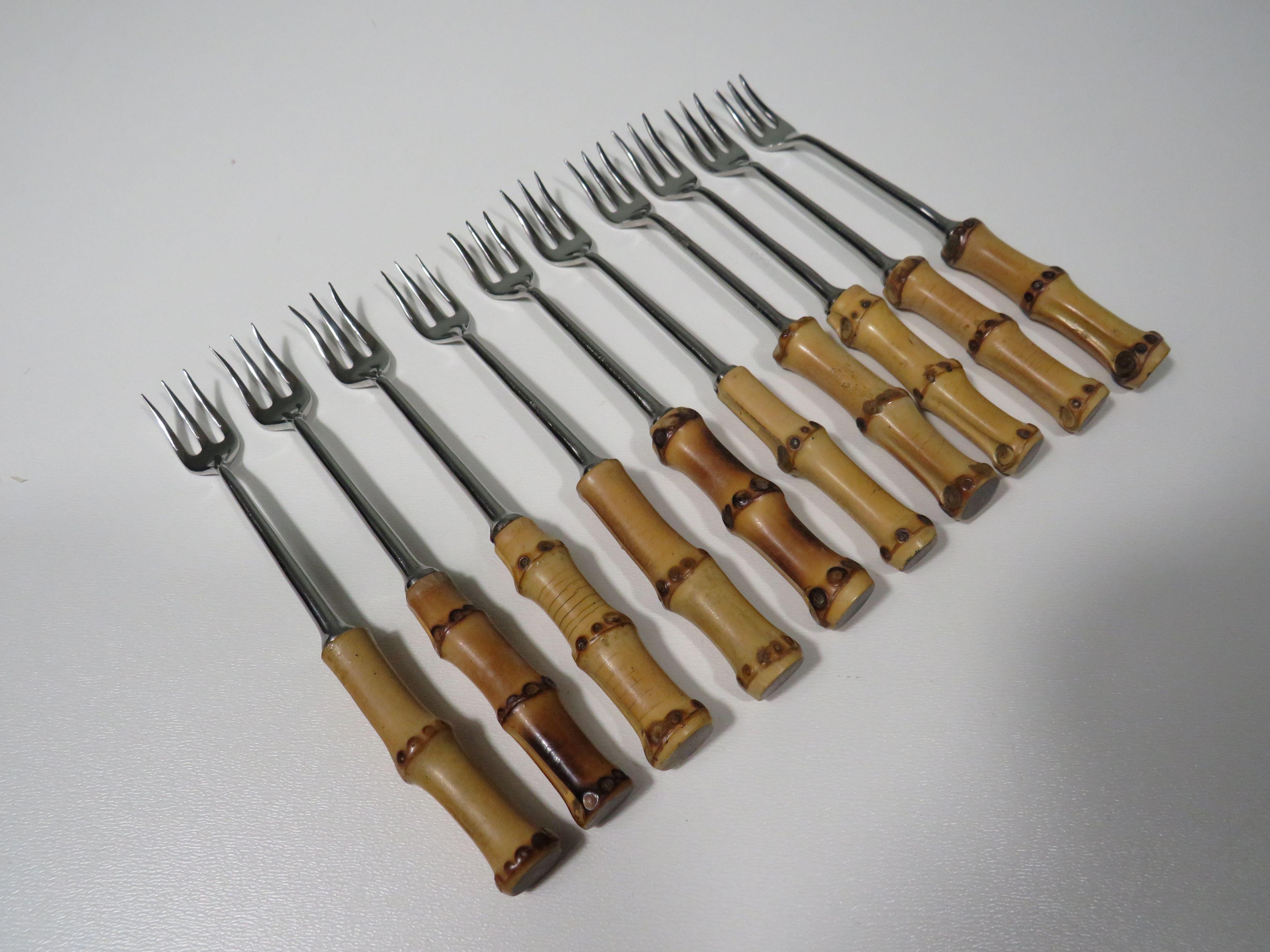 The set of forks has a bamboo handle and the fork itself is made of stainless steel.
The forks are in very nice condition and of very good quality.
They were produced in Germany around the 1950s.
Each fork is 14.7 cm long and 1.5 cm wide.
If there
