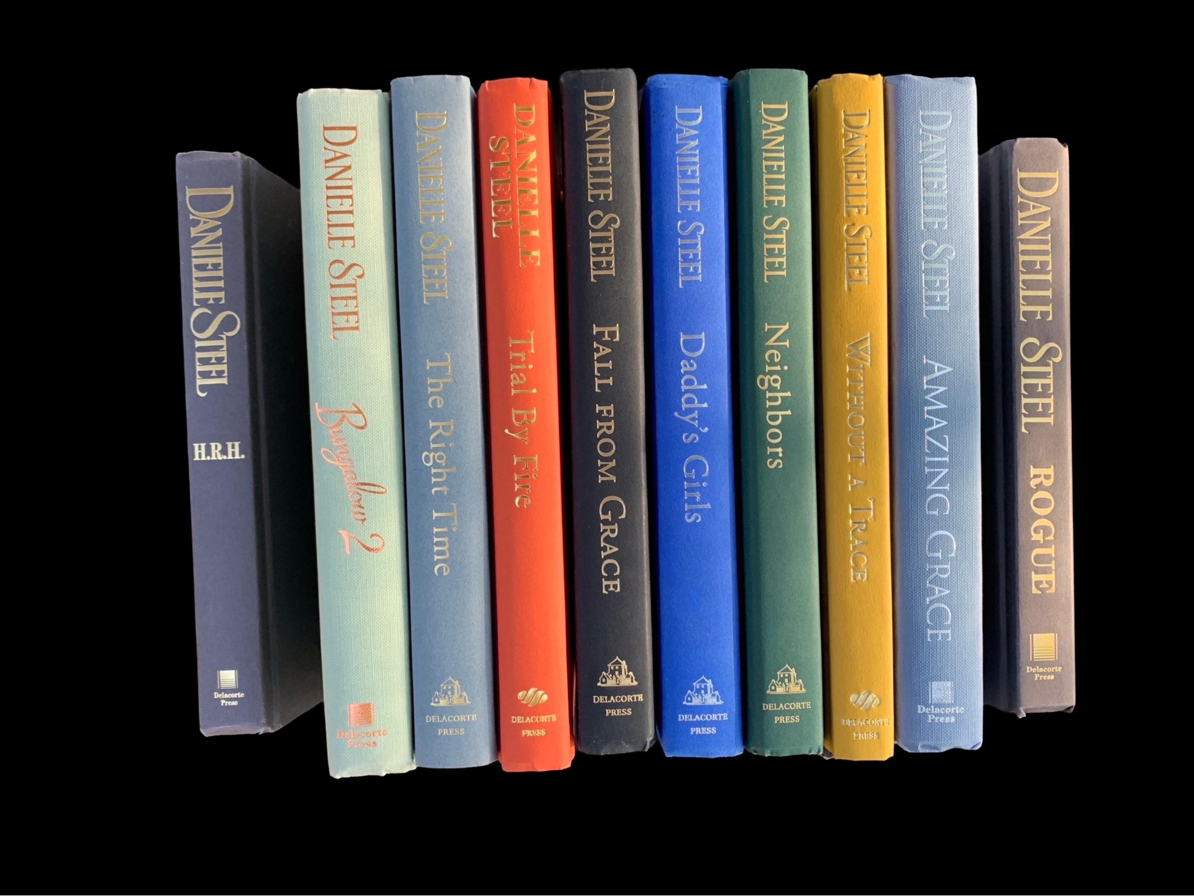 Moderno Set di 10 libri con copertina a scorrimento di Danielle Steele per la biblioteca/sala multimediale in vendita