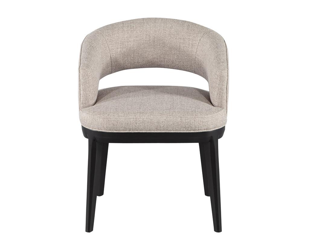 Eleva la tua esperienza culinaria con questo raffinato set di 10 sedie da pranzo Aalto personalizzate Carrocel, magistralmente progettate e realizzate a mano dagli abili artigiani di Carrocel. Queste sedie sono caratterizzate da uno splendido