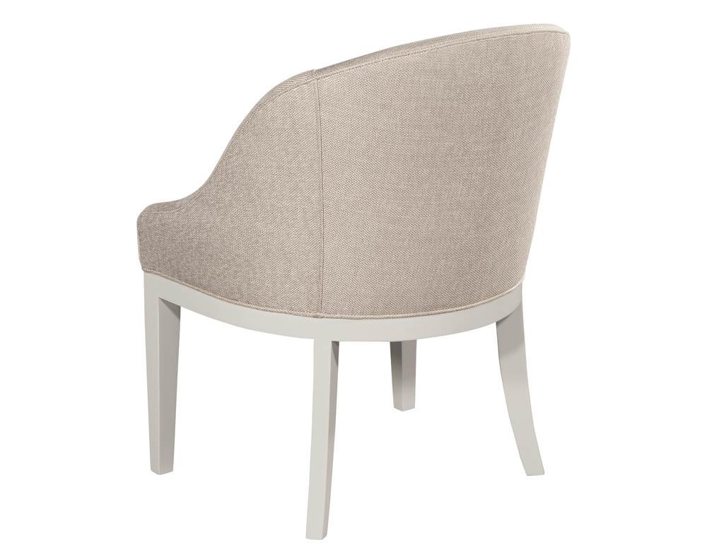 Tissu Ensemble de 10 chaises de salle à manger modernes sur mesure en beige et blanc en vente