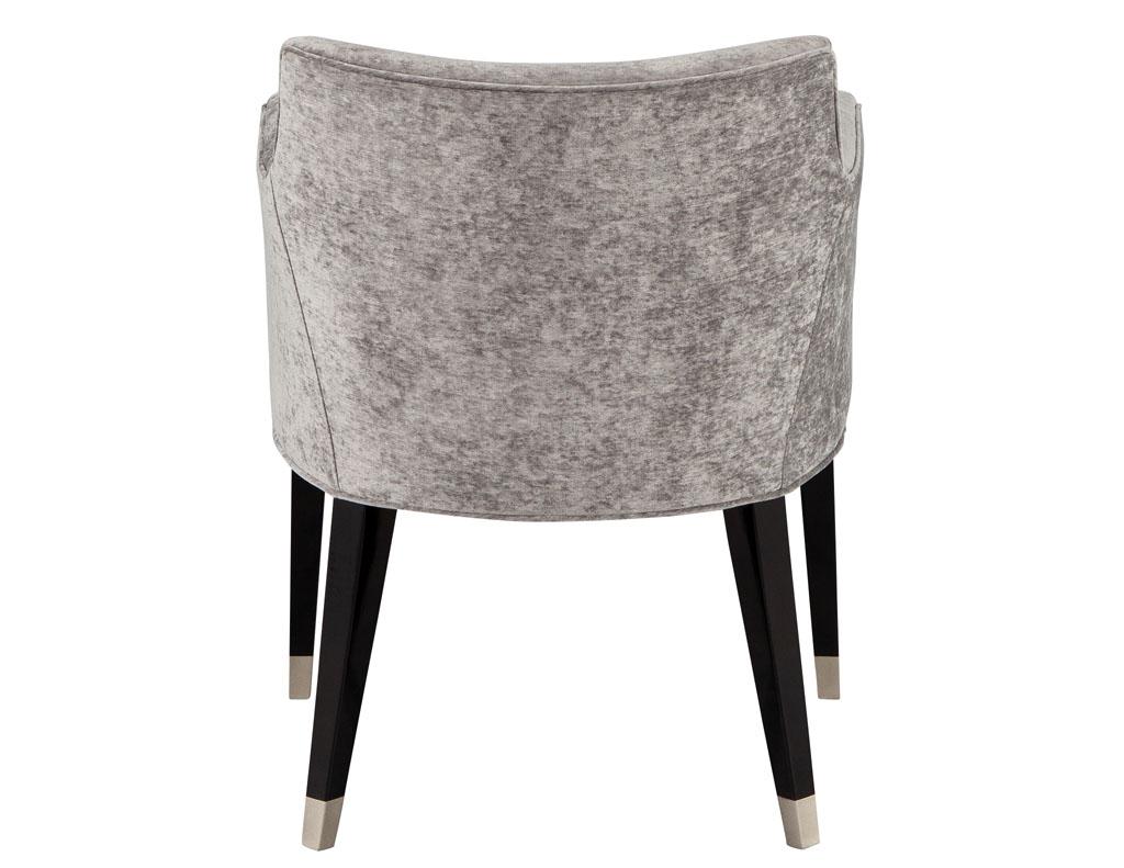 Set di 10 sedie da pranzo moderne personalizzate in velluto grigio di design in vendita 1