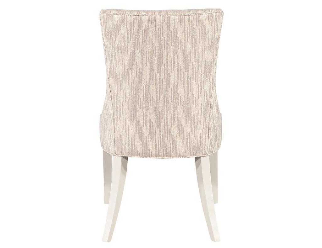 Tissu Ensemble de 10 chaises de salle à manger modernes et personnalisées en laque blanche et tissu de créateur en vente