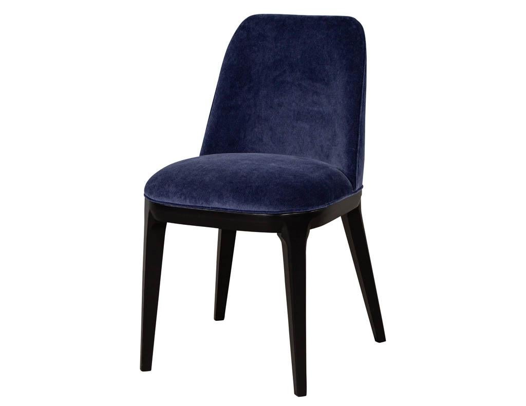 Satz von 10 modernen Esstischstühlen aus Samt in Marineblau im Angebot 4