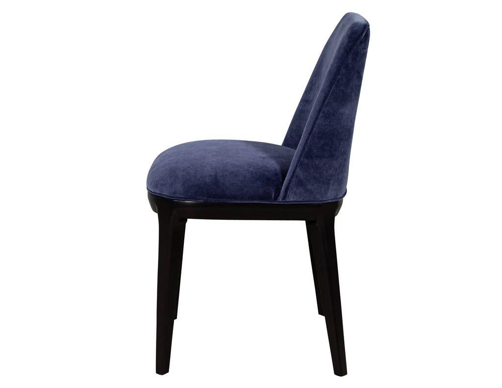 Satz von 10 modernen Esstischstühlen aus Samt in Marineblau im Angebot 6