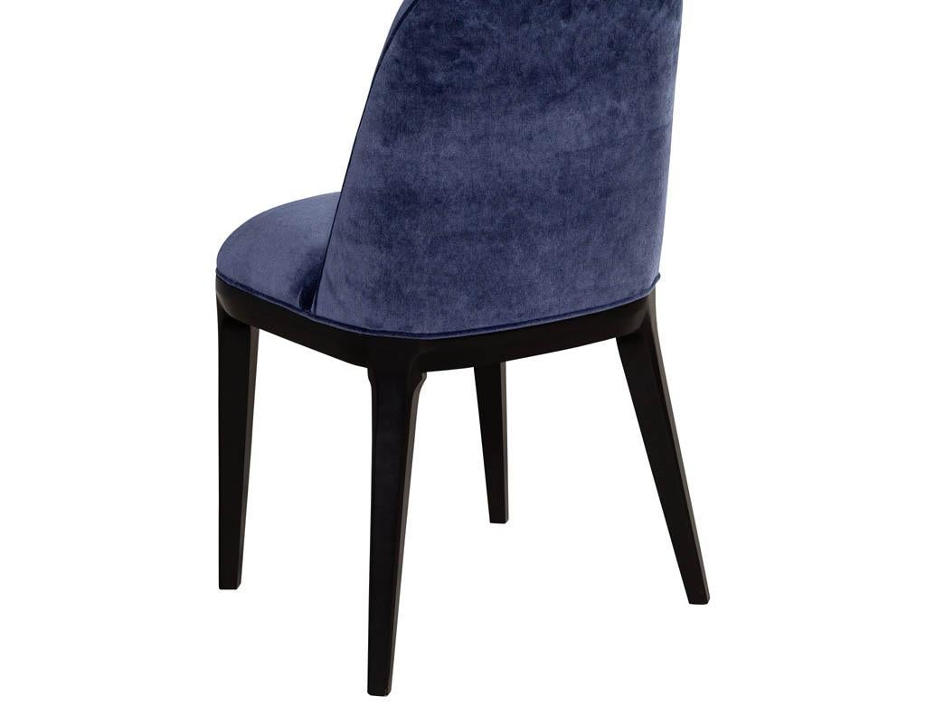 Satz von 10 modernen Esstischstühlen aus Samt in Marineblau im Angebot 11