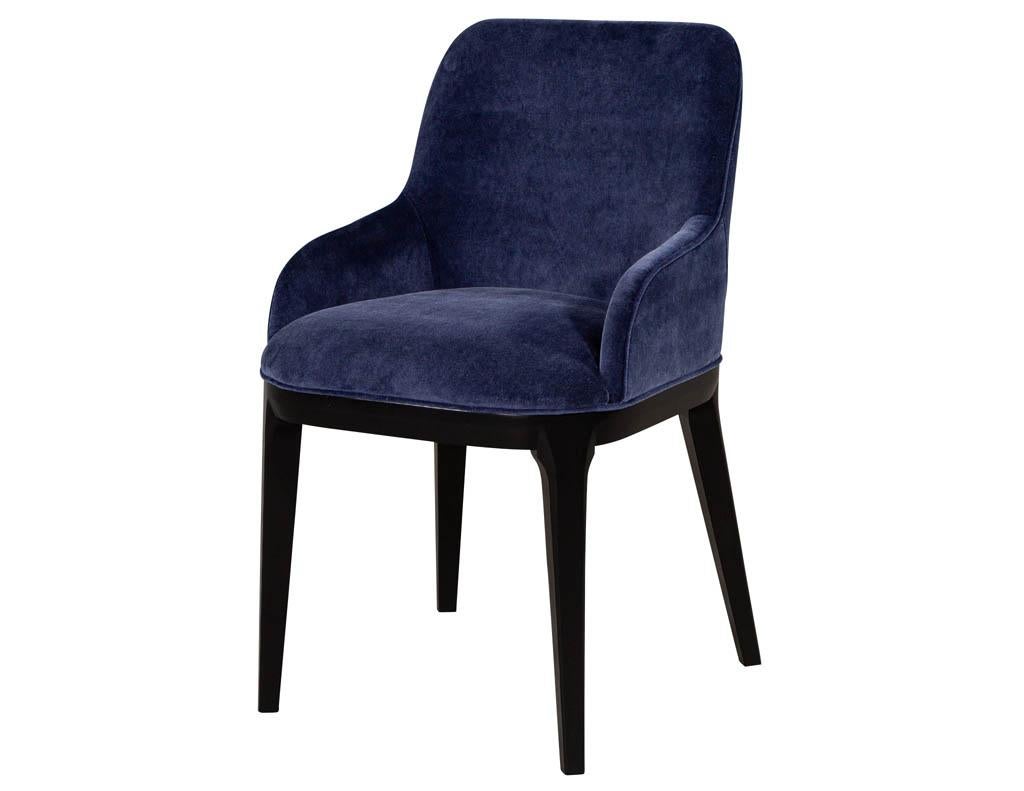 Satz von 10 modernen Esstischstühlen aus Samt in Marineblau (Moderne) im Angebot
