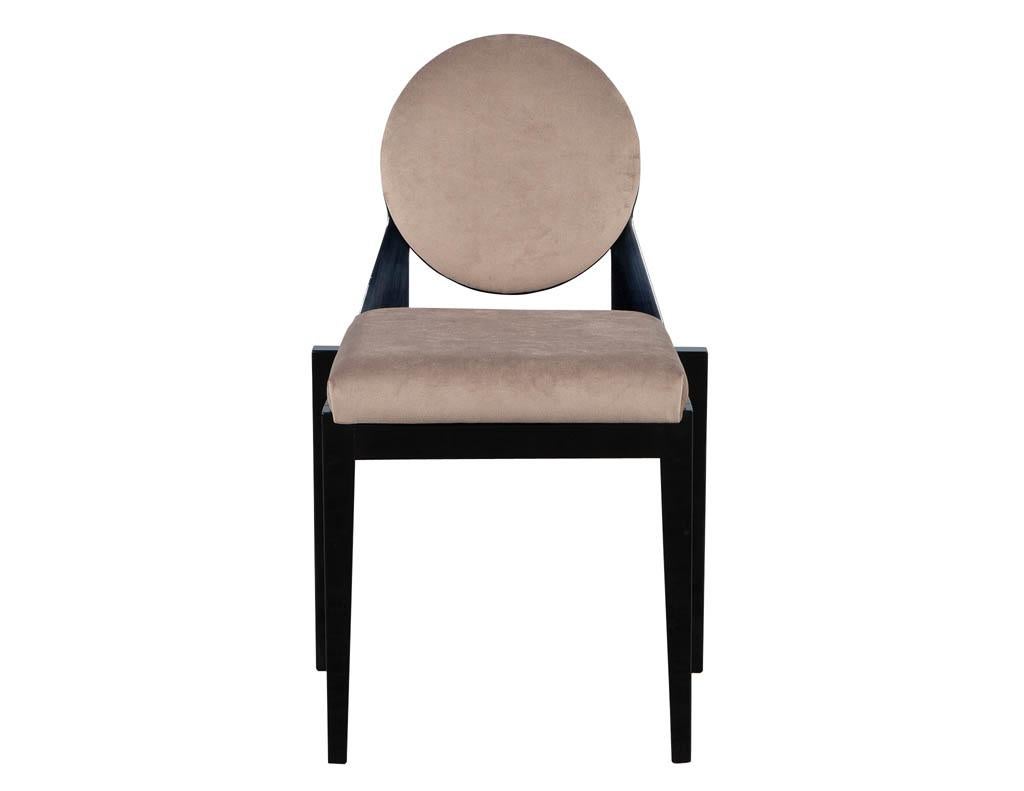 Satz von 10 Custom Round Back Modern Dining Chairs Arrondi Stuhl. Mit elegantem schwarzem Lackrahmen und modernem Samtstoff. Neu und handgefertigt von den Carrocel Kunsthandwerkern. Erhältlich in kundenspezifischen Ausführungen und Stoffen - Preise