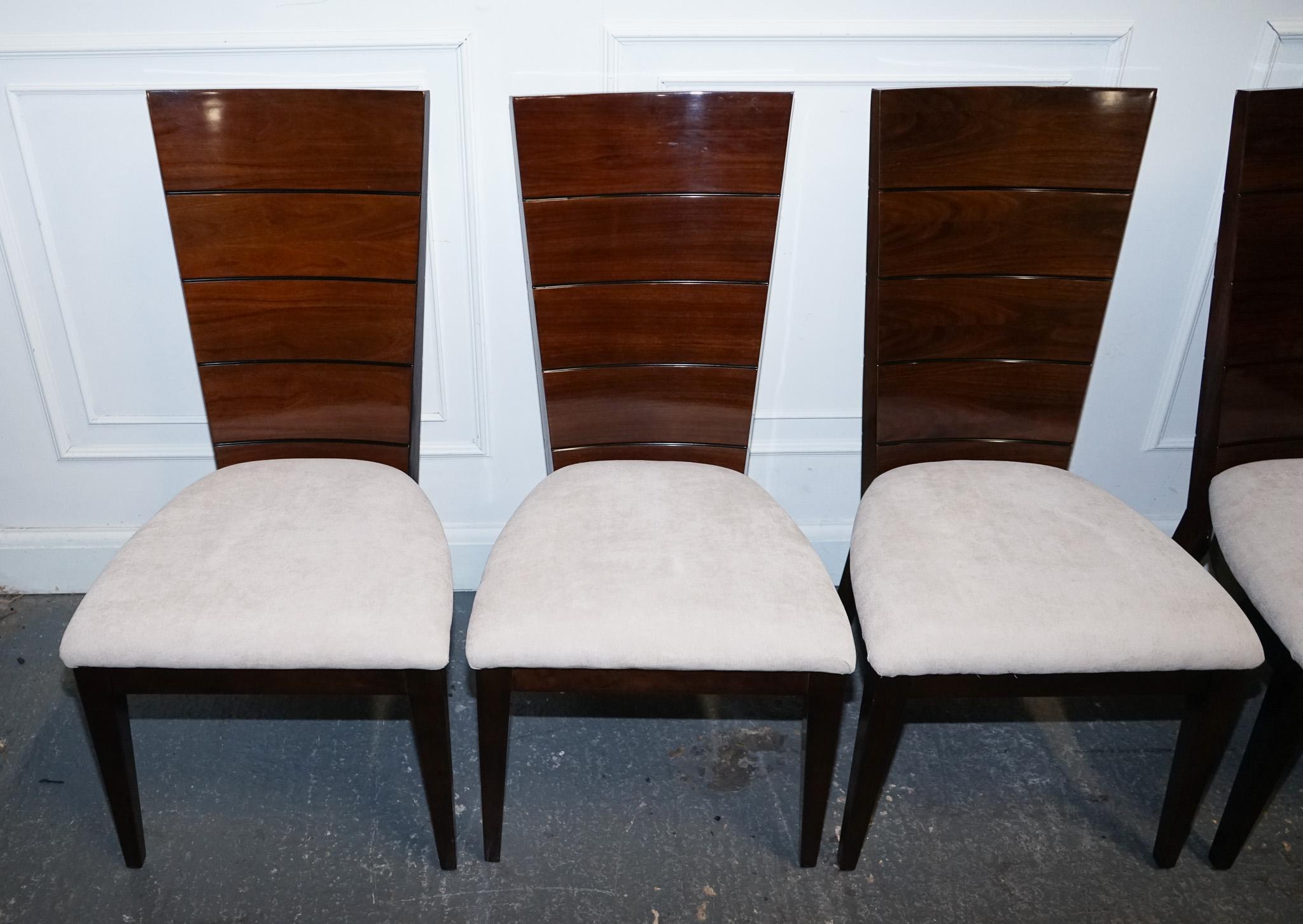 
Wir freuen uns, Ihnen dieses exquisite Set von 10 Esszimmerstühlen der Giorgio Collection anbieten zu können.

Sie verkörpern die Eleganz und den Glamour des Art-Déco-Designs und verbinden nahtlos luxuriöse Materialien mit zeitlosem Stil. Jeder