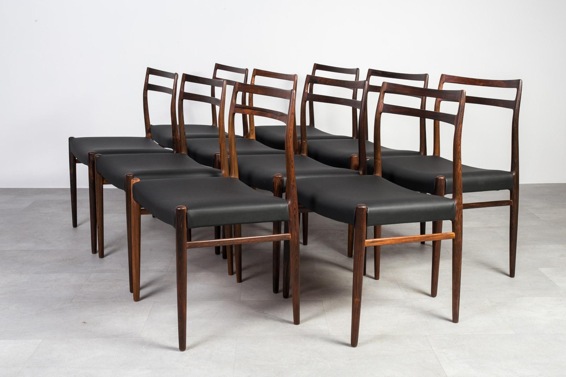 Dieses wunderschöne Set aus 10 Stühlen wurde von dem berühmten norwegischen Designer Alf Aarseth entworfen und von der Manufaktur Gustav Bahus hergestellt. Es ist als Modell Nr. 146 katalogisiert - siehe beigefügtes Bild aus dem Originalkatalog. Die