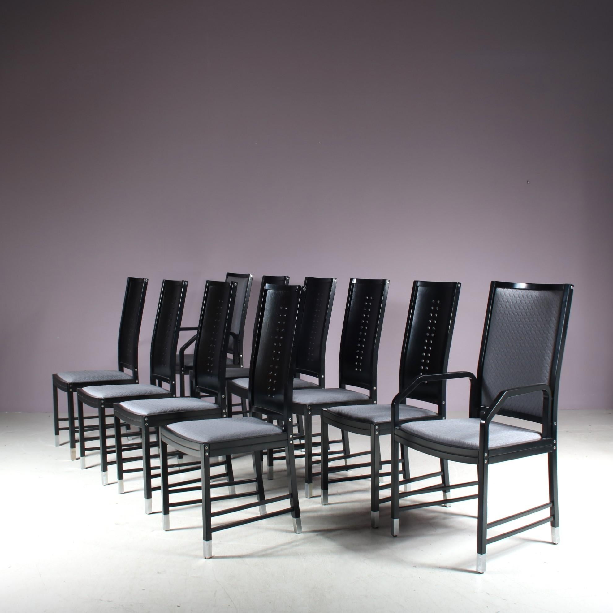 Ein beeindruckender Satz von zehn Esszimmerstühlen, entworfen von Ernst W. Beranek und hergestellt von Thonet in Österreich um 1980.

Dieses auffällige Set ist aus hochwertigem schwarzem Holz gefertigt. Die Stühle haben verchromte Metallbeine, die