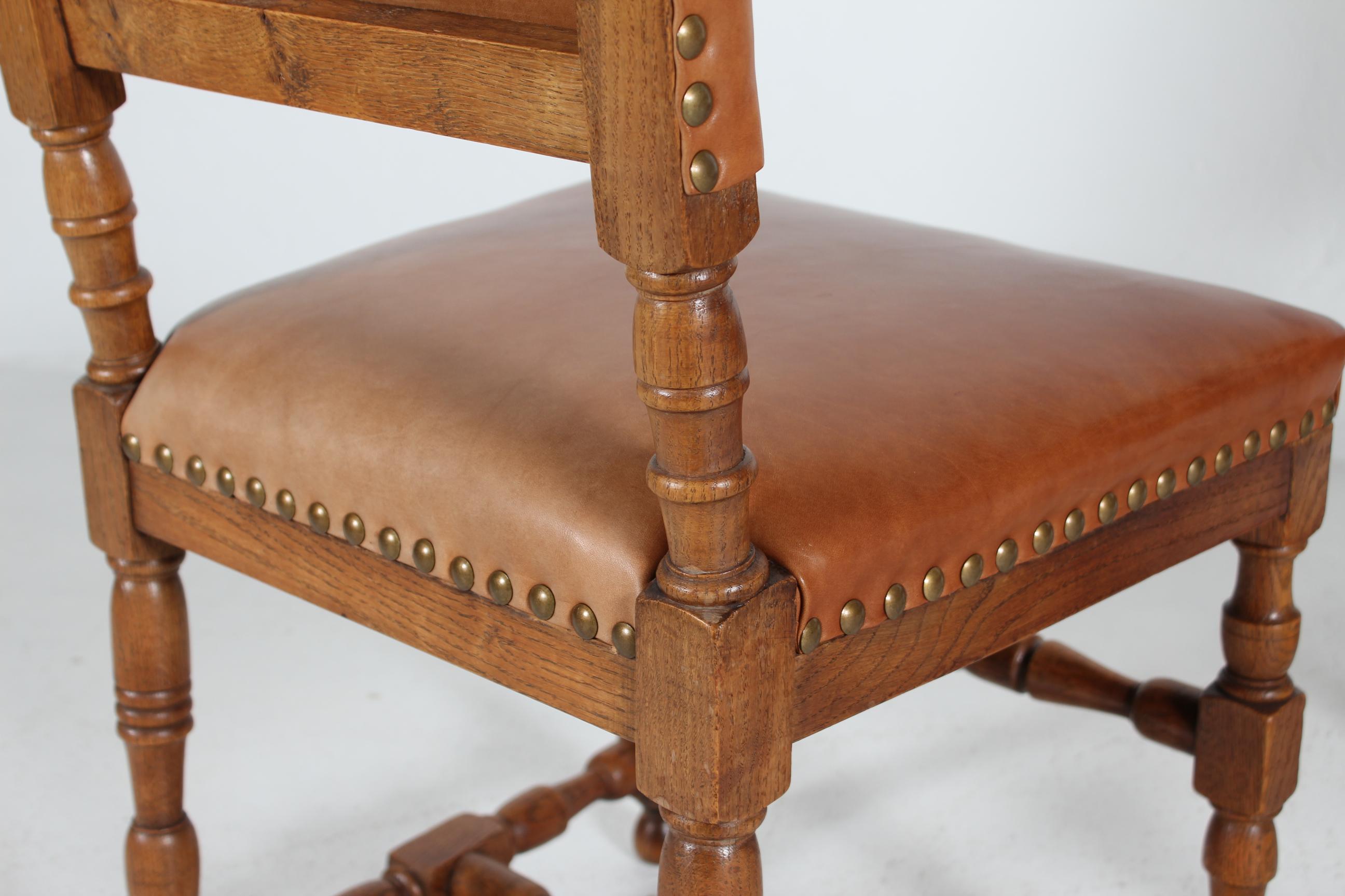 Satz von 10 Esszimmerstühlen im dänischen Barockstil Massiv Eiche + Cognac Leder 1930s im Angebot 7