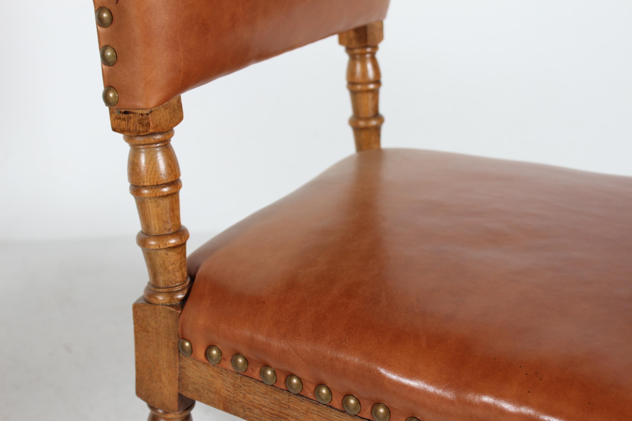 Satz von 10 Esszimmerstühlen im dänischen Barockstil Massiv Eiche + Cognac Leder 1930s im Angebot 9