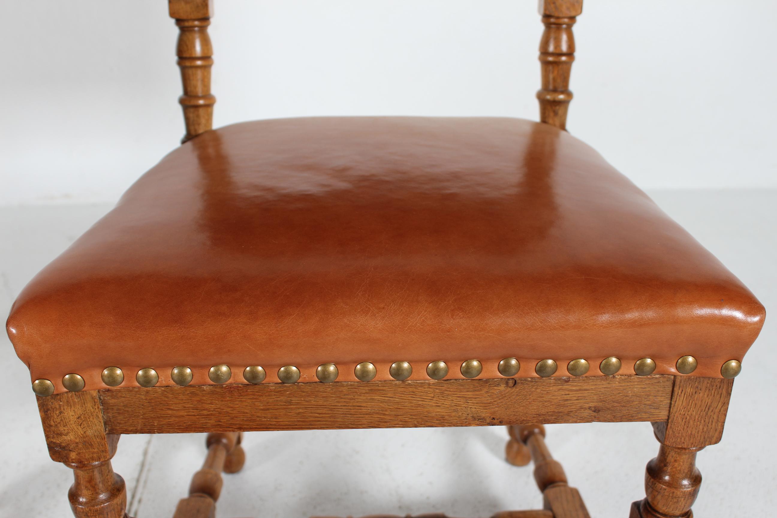 Satz von 10 Esszimmerstühlen im dänischen Barockstil Massiv Eiche + Cognac Leder 1930s im Angebot 10