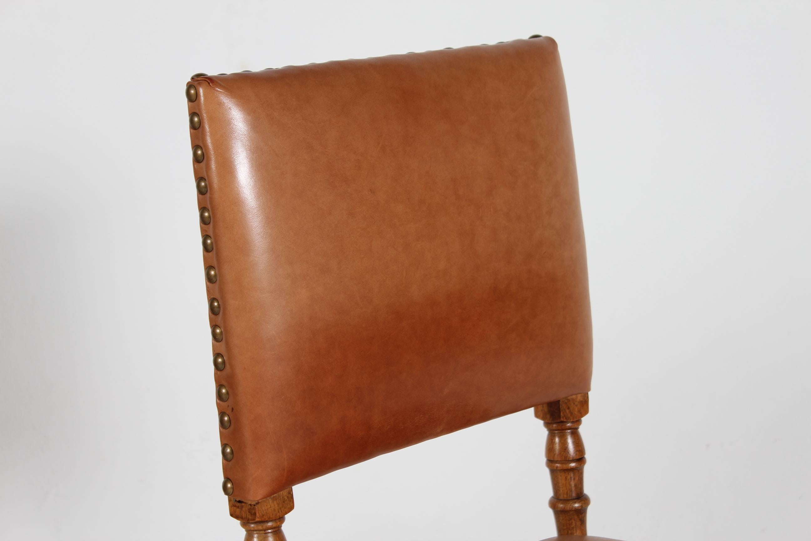 Satz von 10 Esszimmerstühlen im dänischen Barockstil Massiv Eiche + Cognac Leder 1930s im Angebot 11