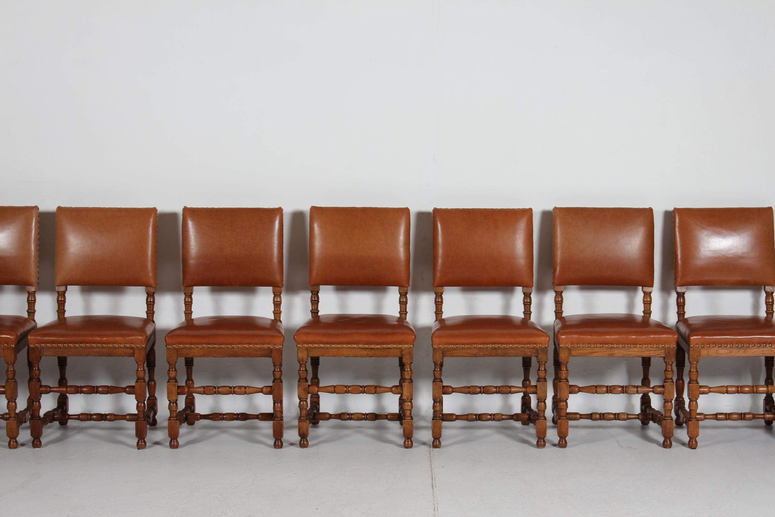 Satz von 10 Esszimmerstühlen im dänischen Barockstil Massiv Eiche + Cognac Leder 1930s (Dänisch) im Angebot