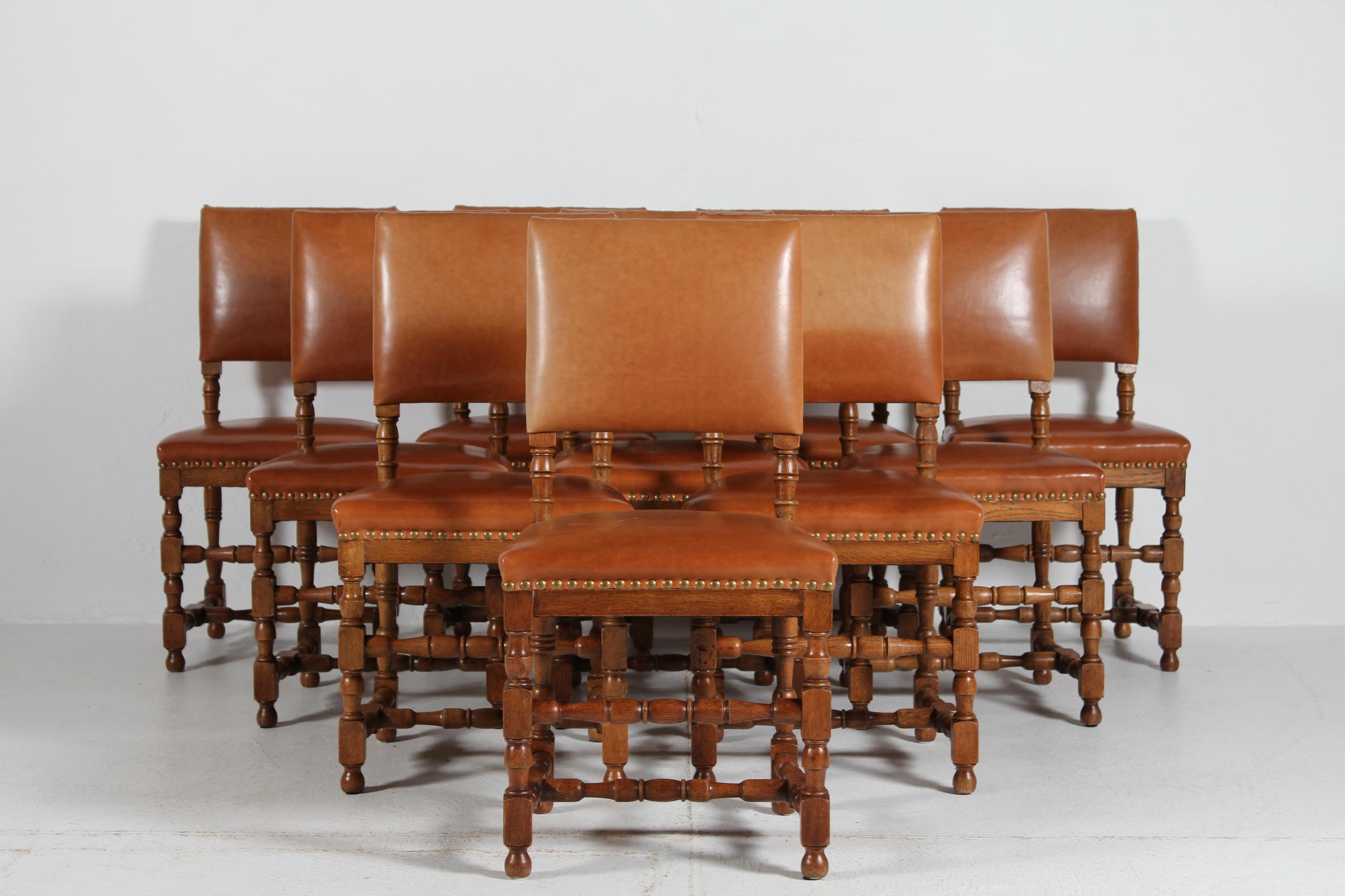 Satz von 10 Esszimmerstühlen im dänischen Barockstil Massiv Eiche + Cognac Leder 1930s (Holzarbeit) im Angebot