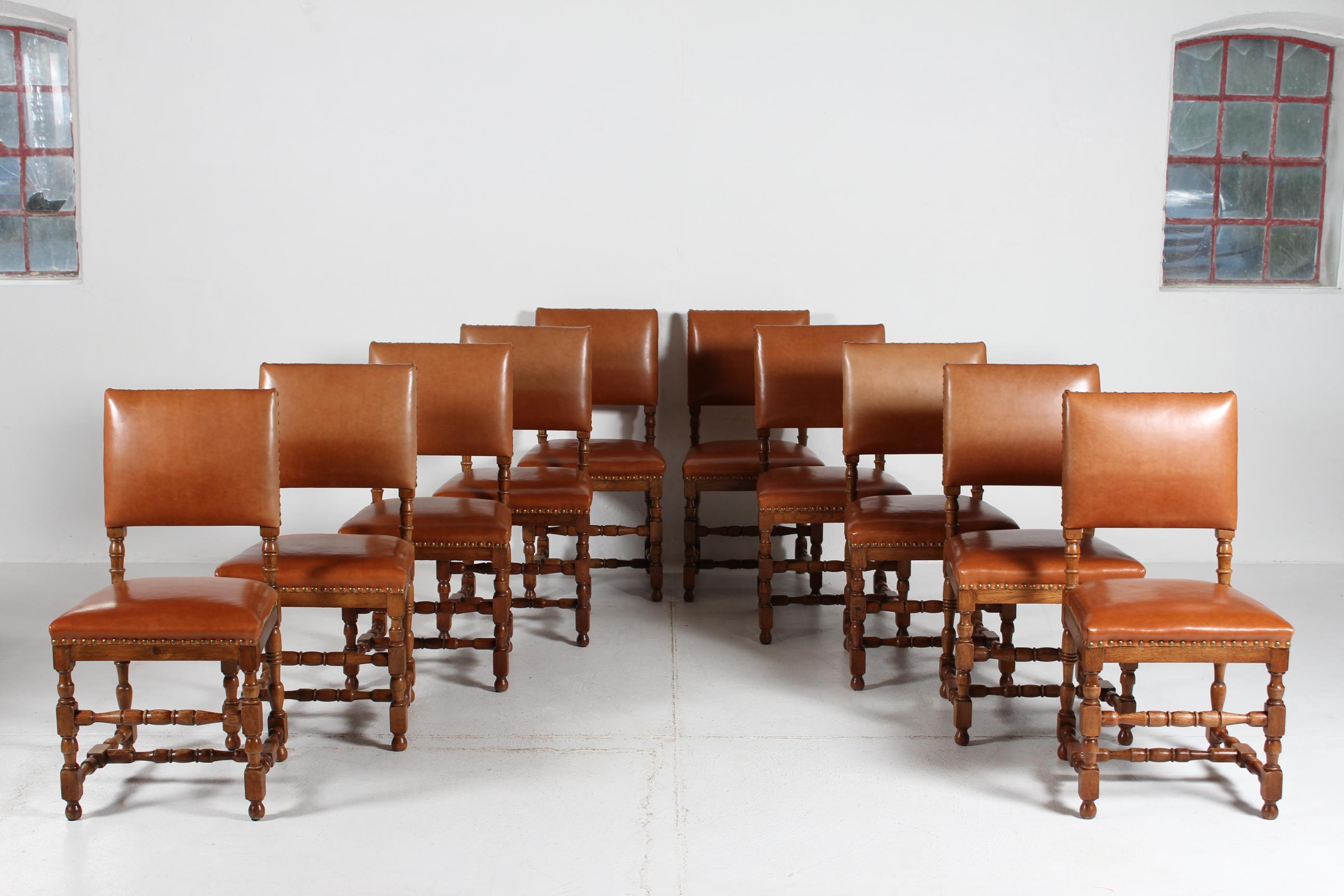 Satz von 10 Esszimmerstühlen im dänischen Barockstil Massiv Eiche + Cognac Leder 1930s im Zustand „Gut“ im Angebot in Silkeborg, Silkeborg