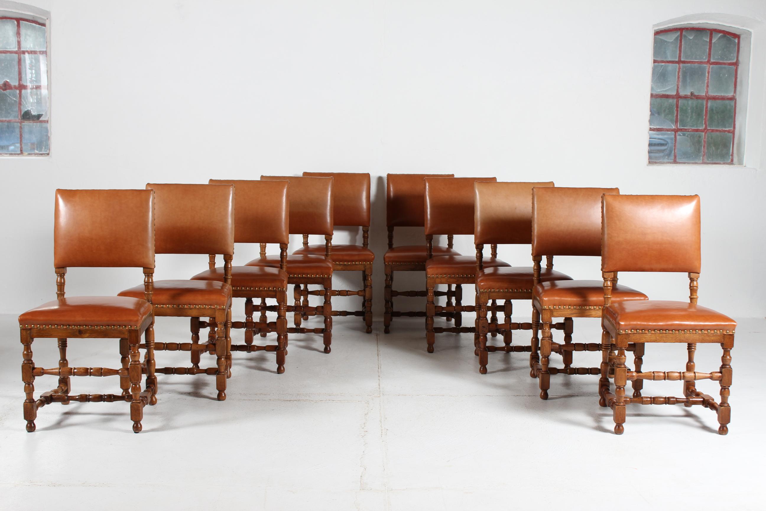 Satz von 10 Esszimmerstühlen im dänischen Barockstil Massiv Eiche + Cognac Leder 1930s (Eichenholz) im Angebot