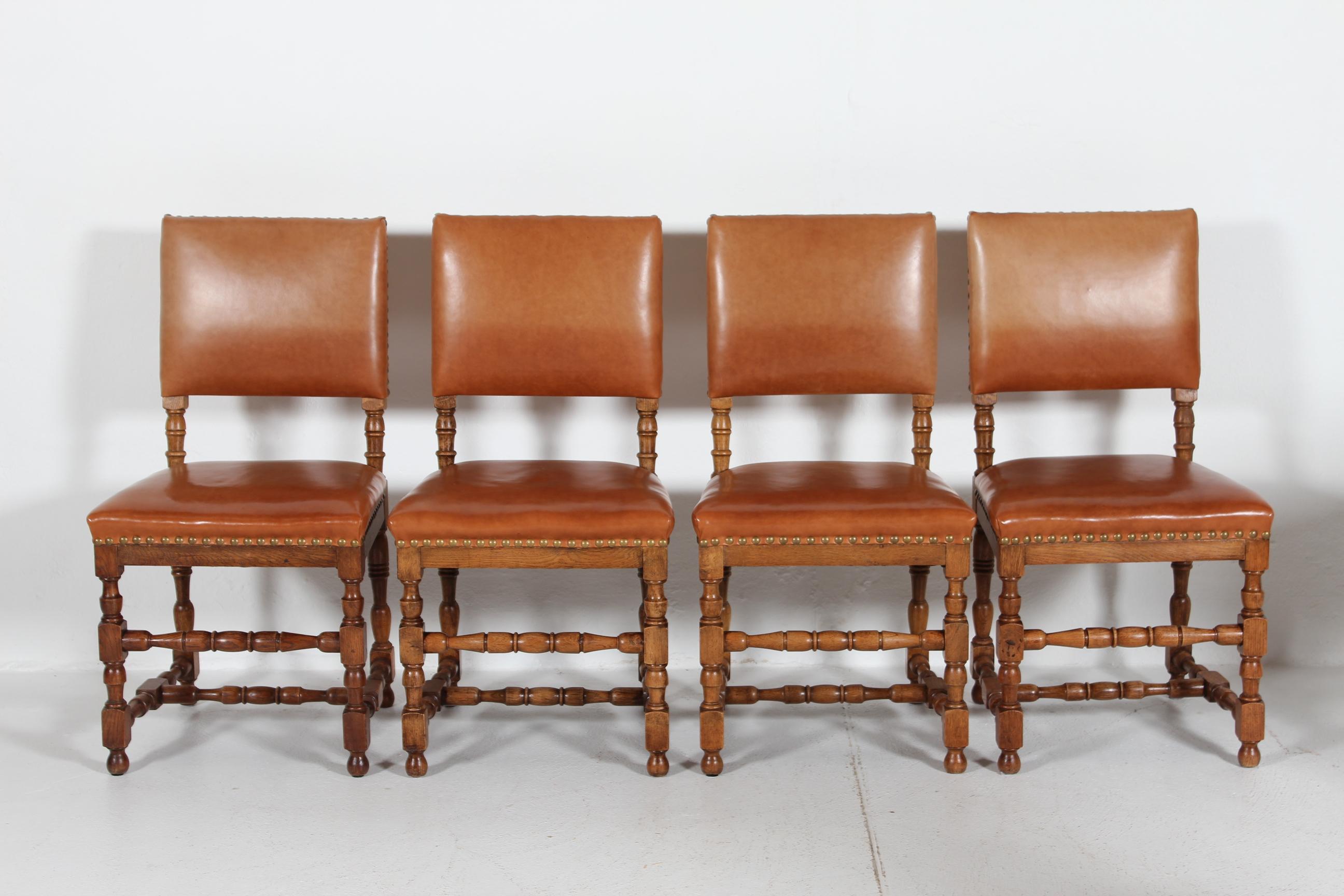 Satz von 10 Esszimmerstühlen im dänischen Barockstil Massiv Eiche + Cognac Leder 1930s im Angebot 1