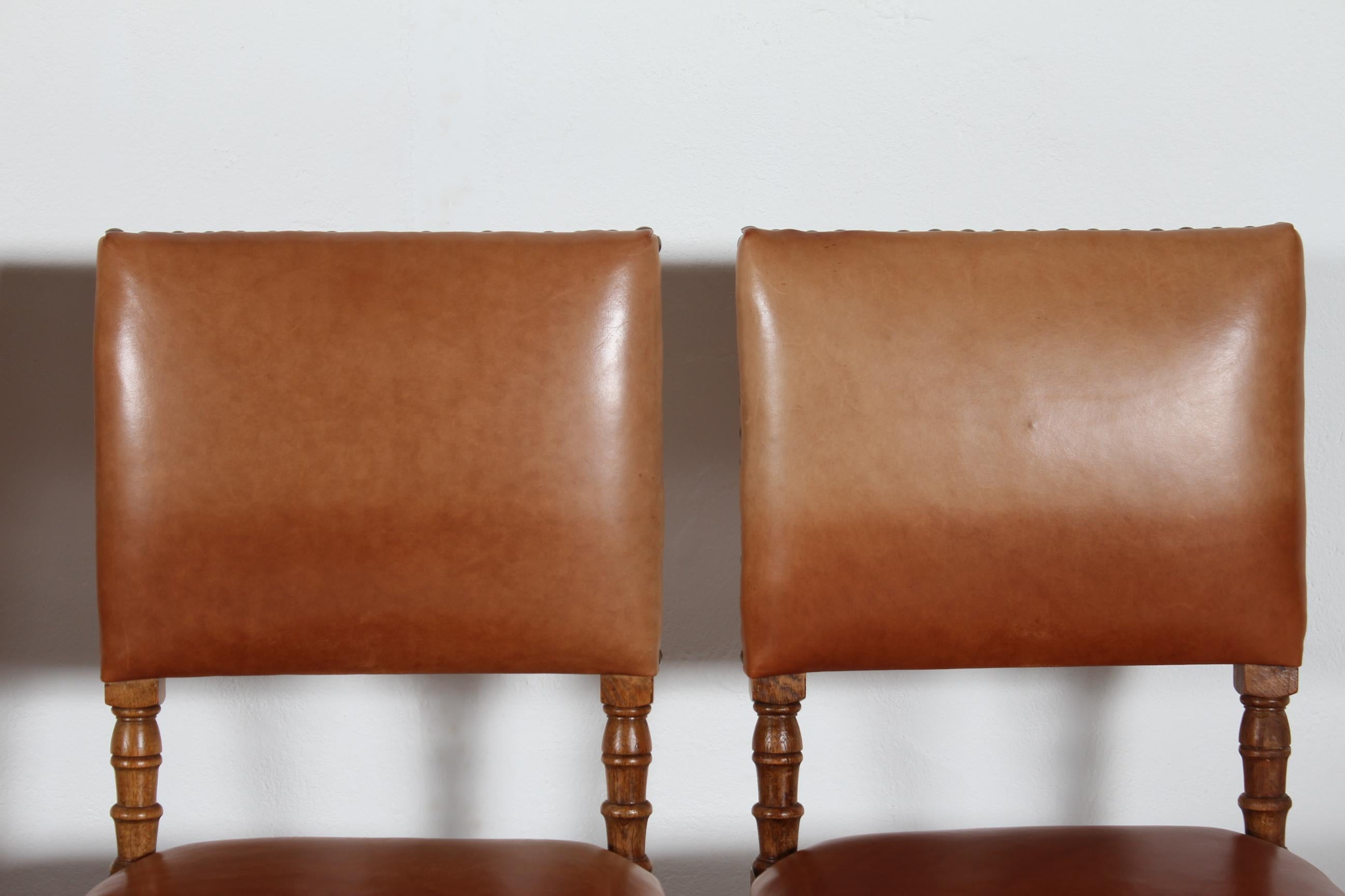Satz von 10 Esszimmerstühlen im dänischen Barockstil Massiv Eiche + Cognac Leder 1930s im Angebot 2