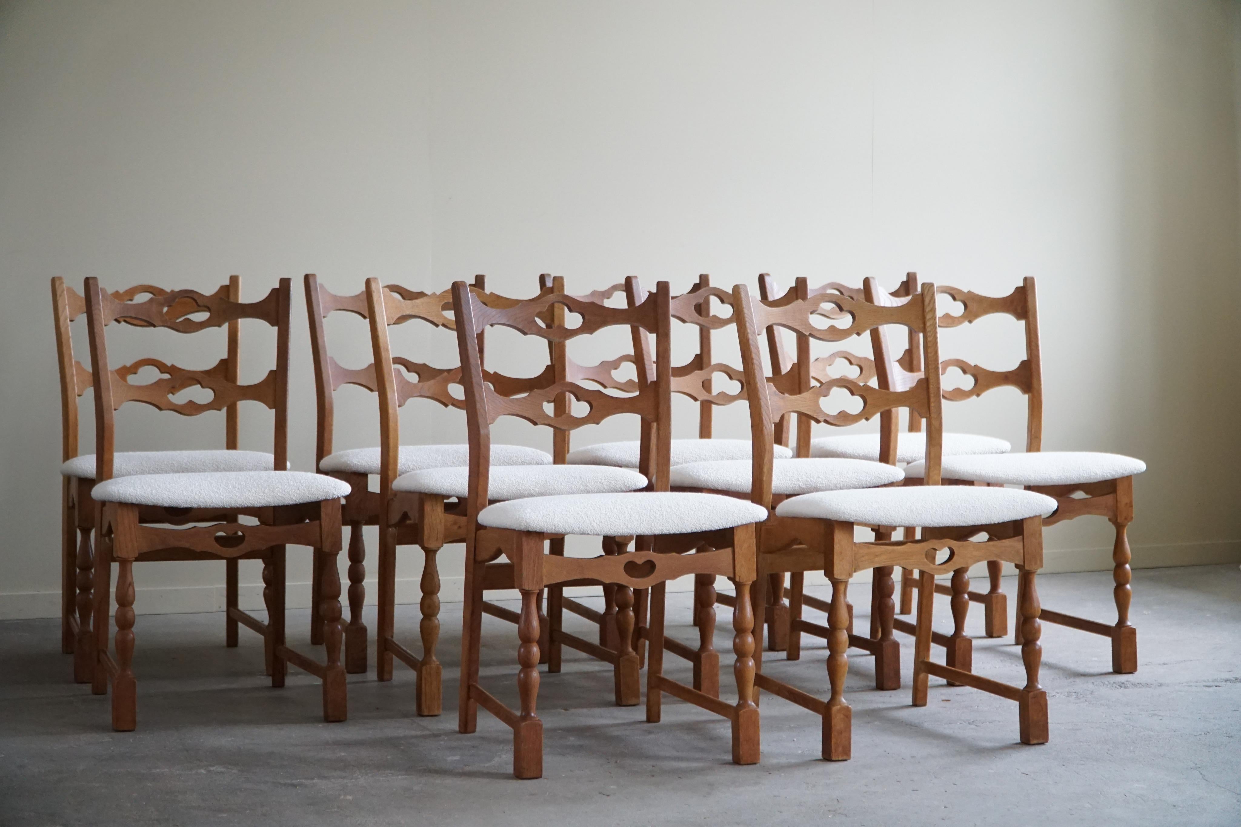 Ensemble de 10 chaises de salle à manger en Oak & Bouclé, Henning Kjærnulf, Danish Modernity, 1960s Bon état - En vente à Odense, DK