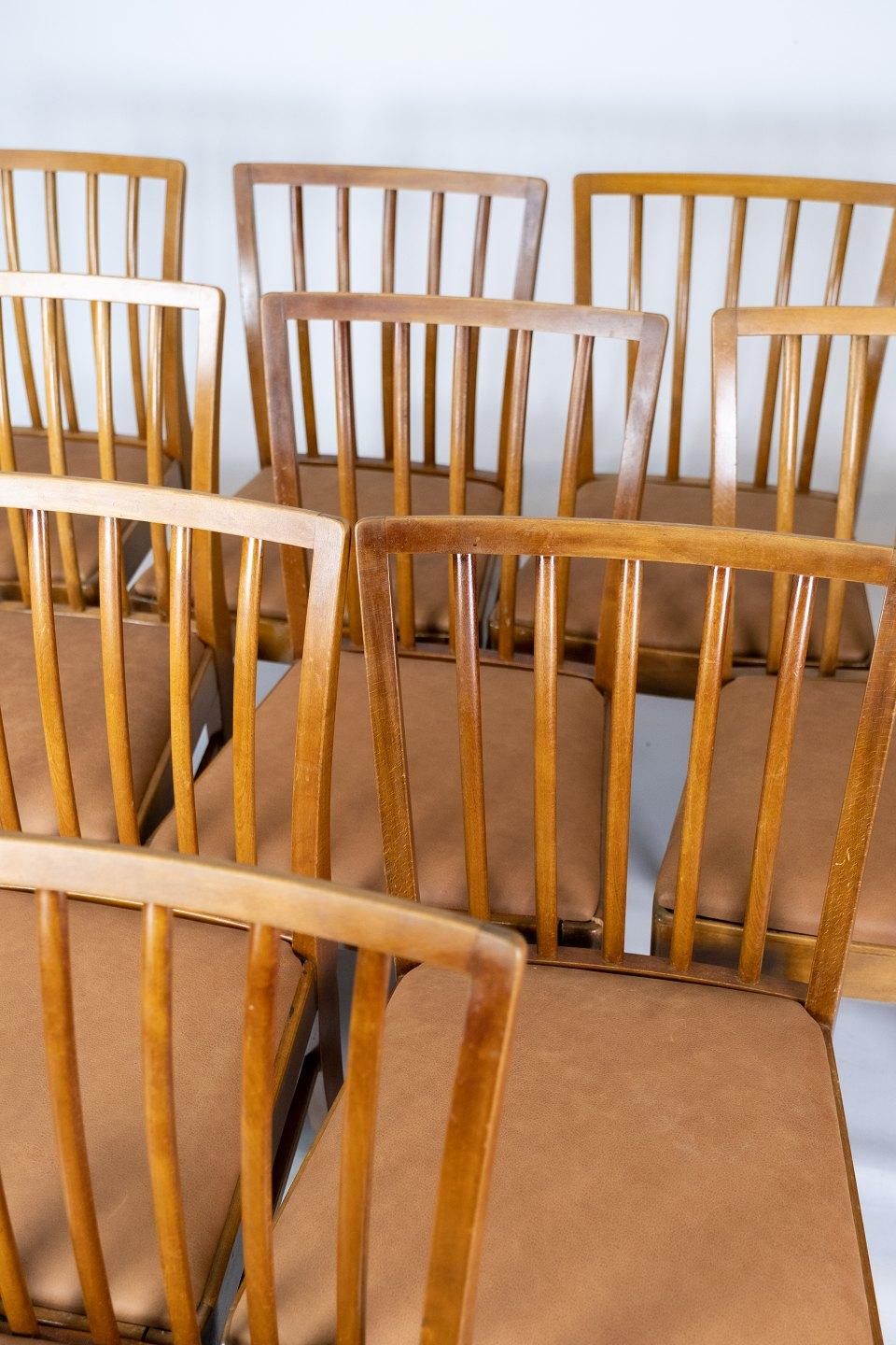 Satz von 10 Esszimmerstühlen aus hellem Holz und gepolstert mit cognacfarbenem Leder aus den 1940er Jahren. Die Stühle sind in hervorragendem Vintage-Zustand.
 