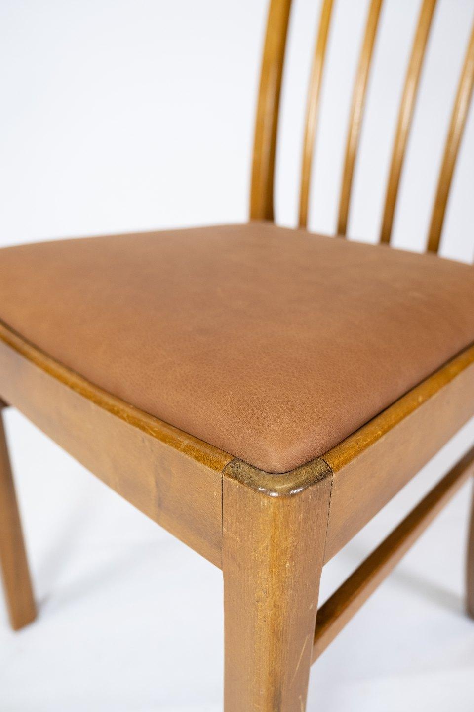 Mid-20th Century Art Deco Set of 10 Dining Room Chairs of Light Wood and Cognac Leather, 1940s For Sale